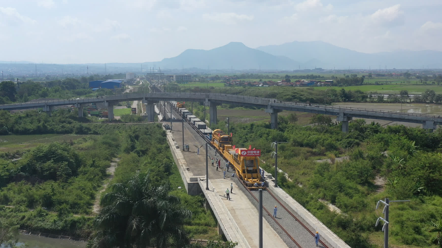 7月1日，在印度尼西亞萬隆，工人在雅萬高鐵正線有砟軌道鋪設施工現場作業（無人機照片）。（新華社）