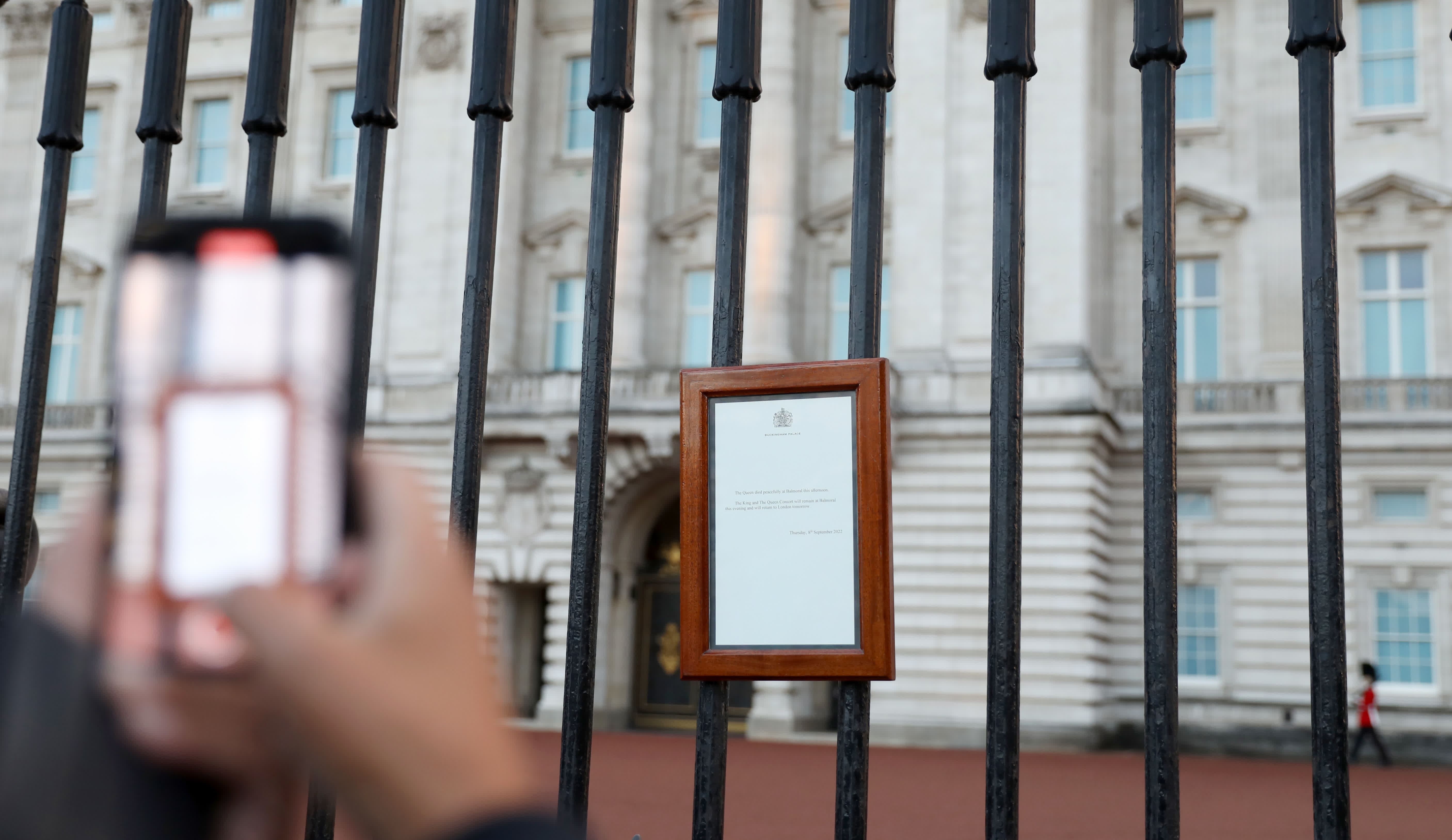 這是英國倫敦白金漢宮大門上的英國女王伊麗莎白二世去世的告示（9月8日攝）。（新華社）