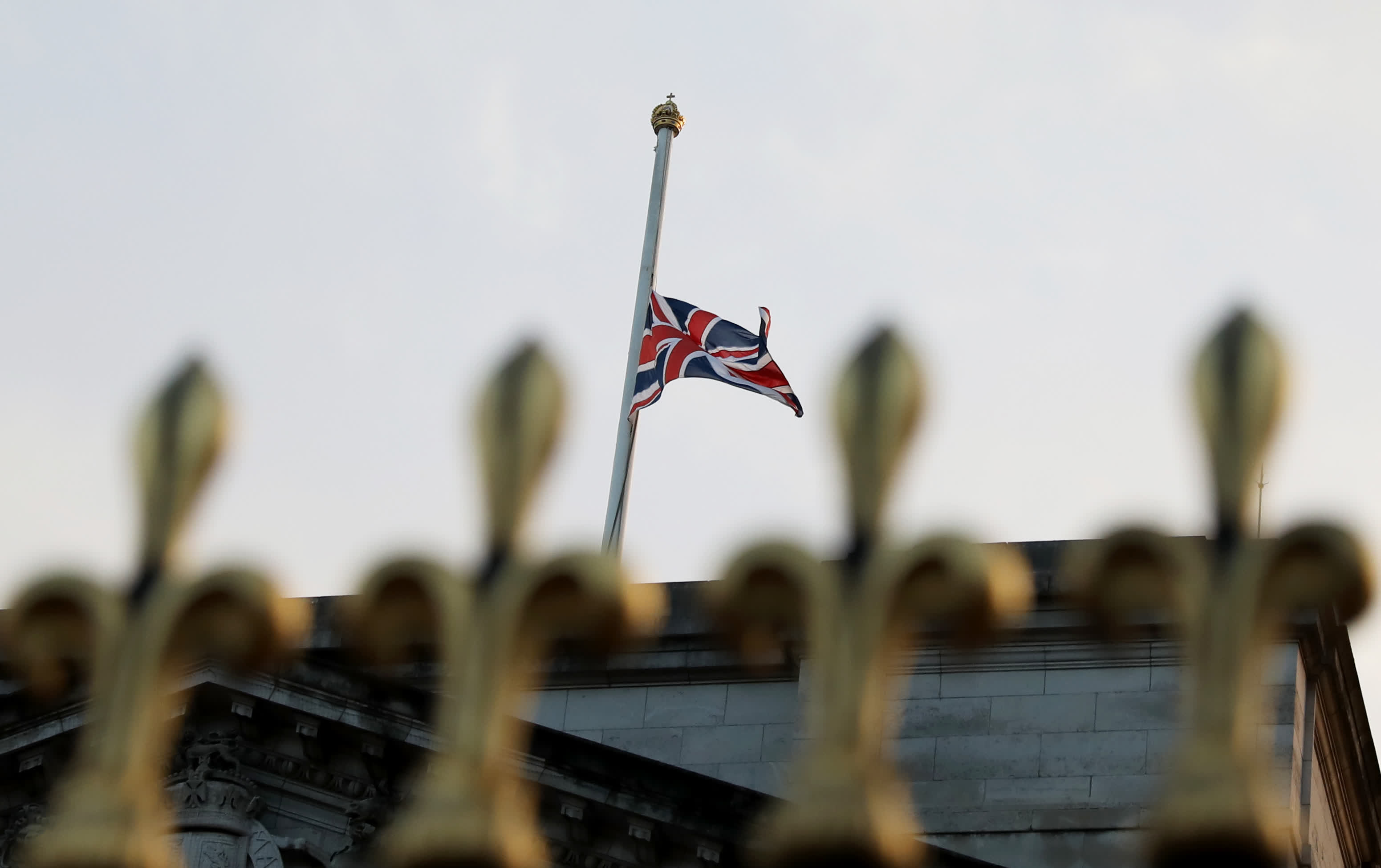 9月8日，英國倫敦的白金漢宮降下半旗。（新華社）