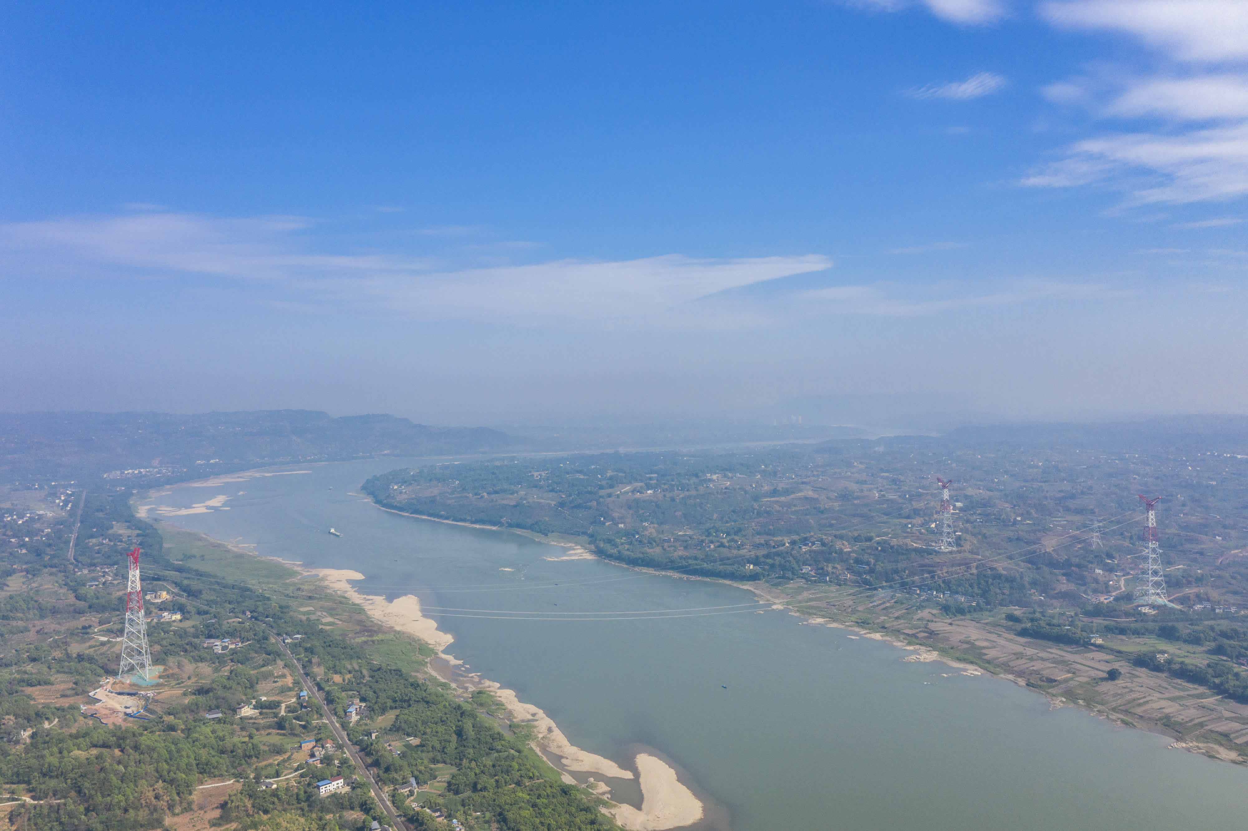 9月13日在重慶市江津區拍攝的白鶴灘-浙江±800千伏特高壓直流輸電工程重慶段（右）長江大跨越施工現場。（新華社）
