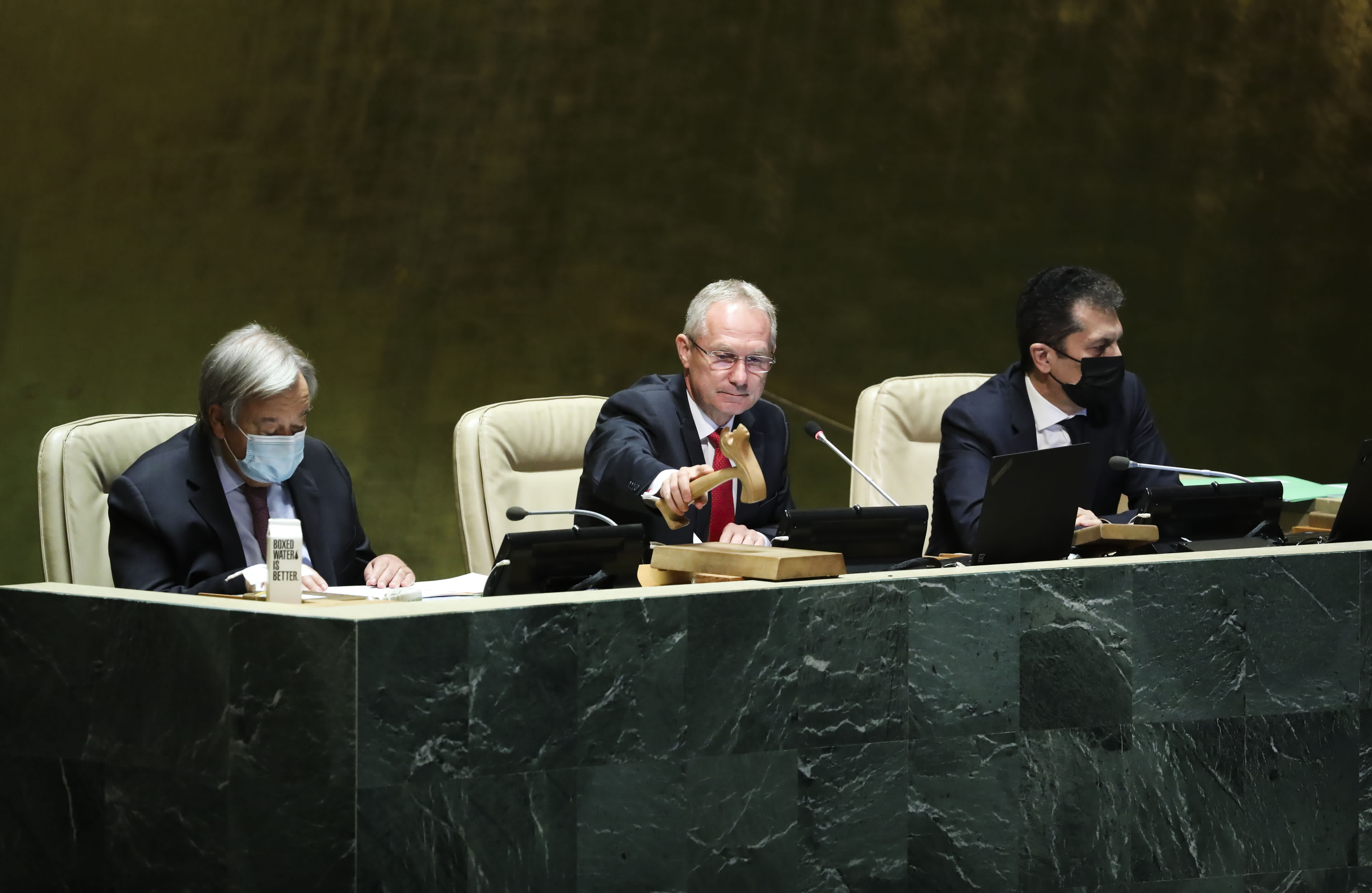 9月13日，在位於紐約的聯合國總部，第77屆聯合國大會主席克勒希（中）主持會議。新華社