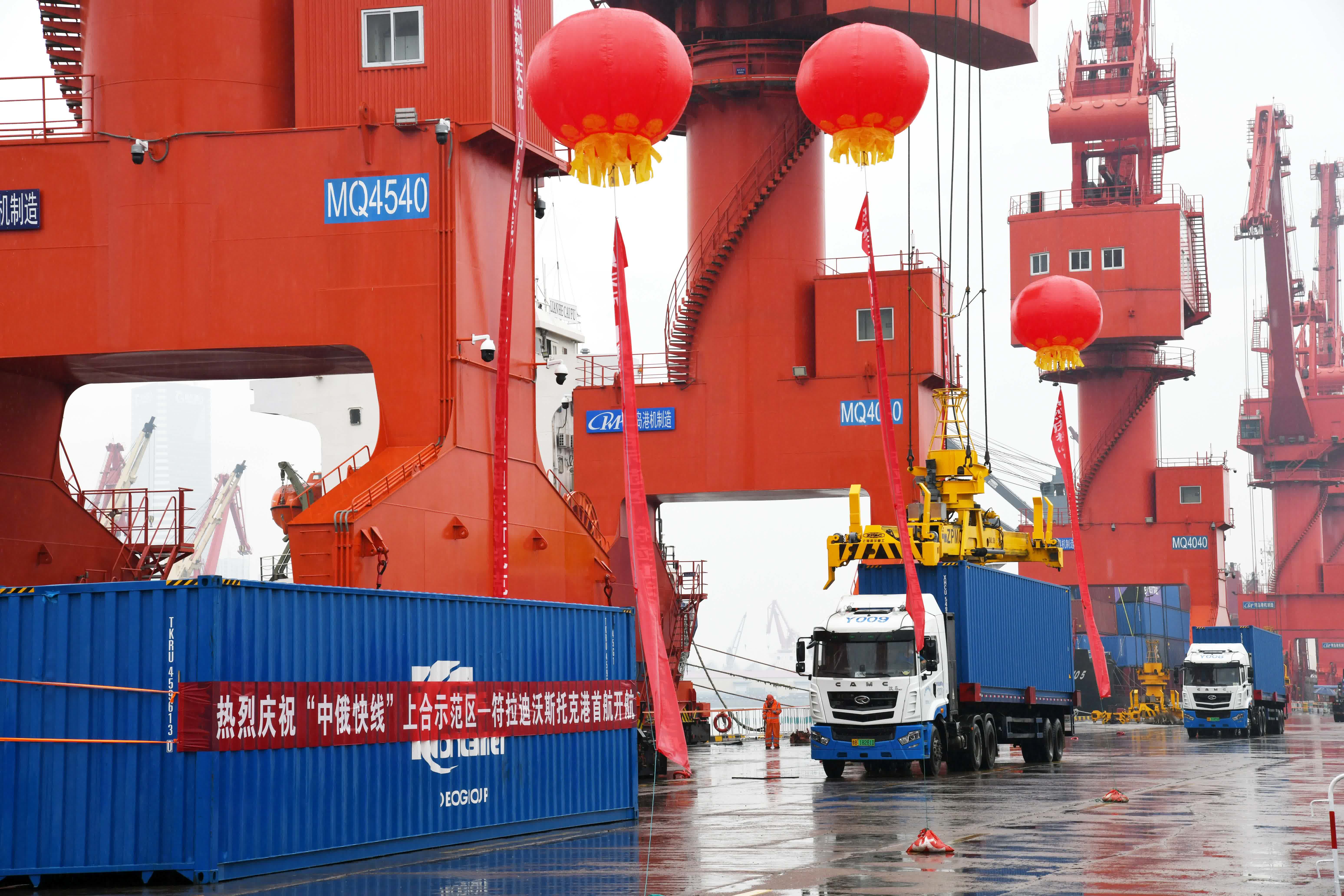 9月14日，在山東港口青島港大港碼頭，貨車在運送「中俄快線」的集裝箱。（新華社）