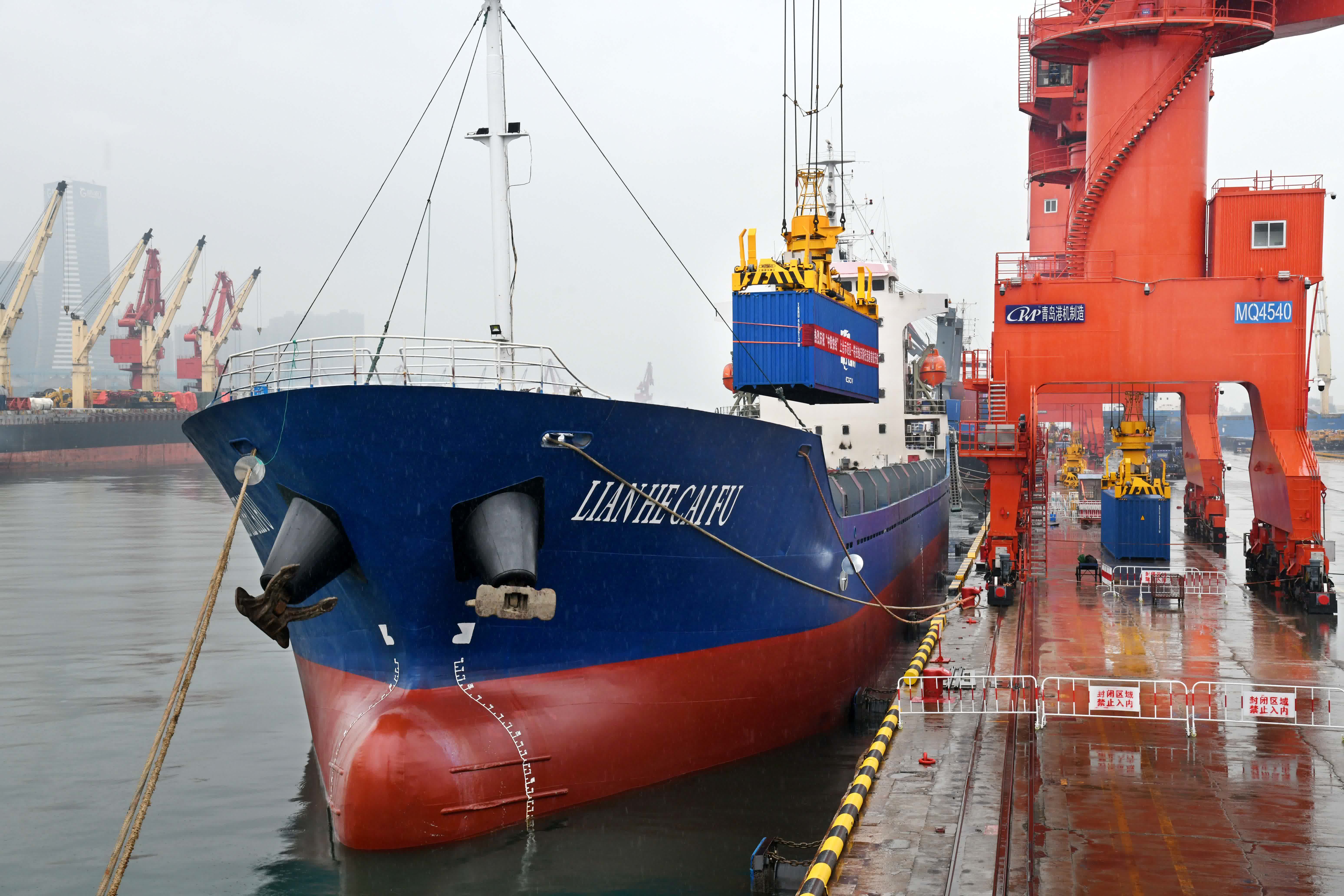 9月14日，一艘貨輪在山東港口青島港大港碼頭裝載集裝箱。（新華社）
