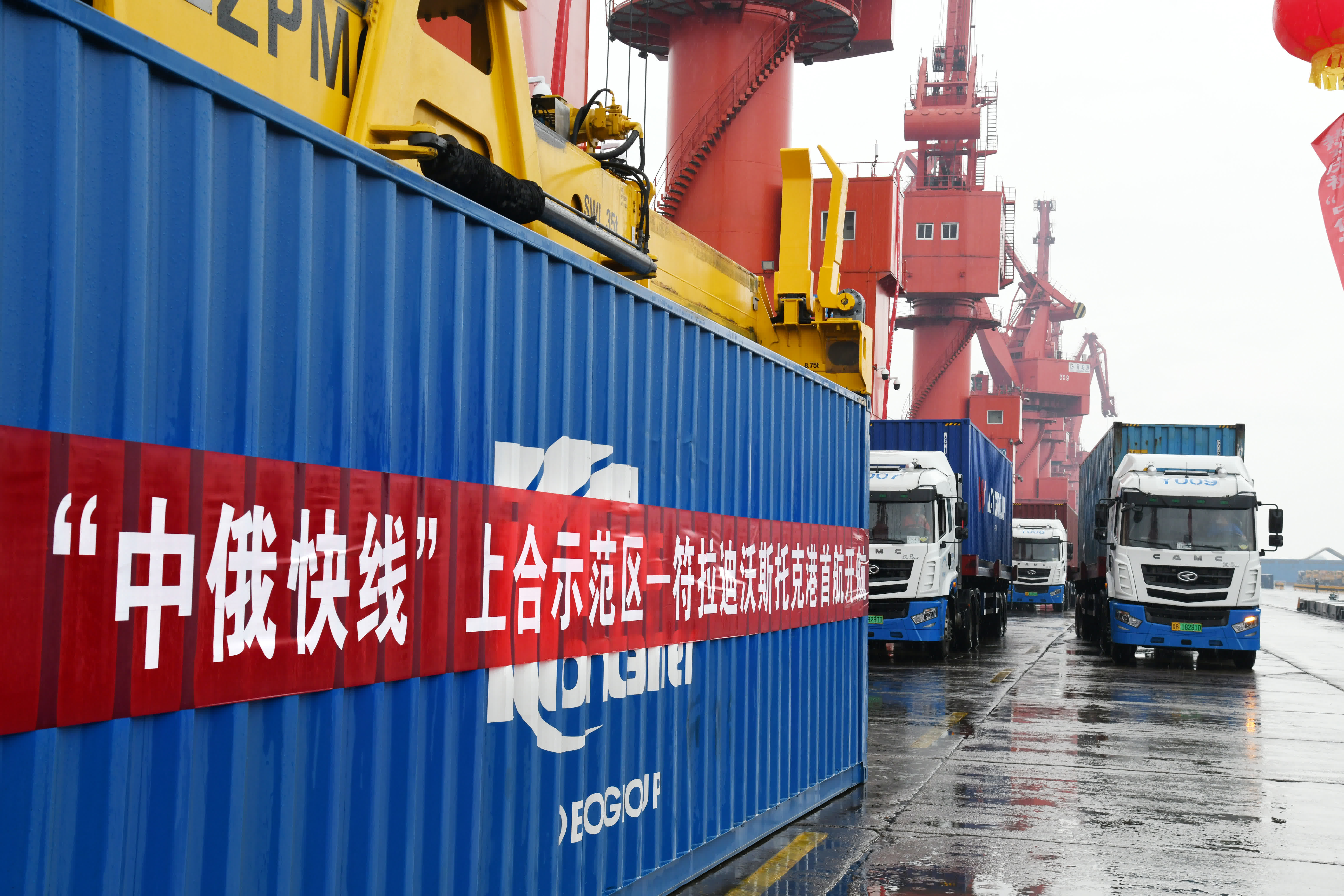 9月14日，在山東港口青島港大港碼頭，貨車在運送首趟「中俄快線」的集裝箱。（新華社）