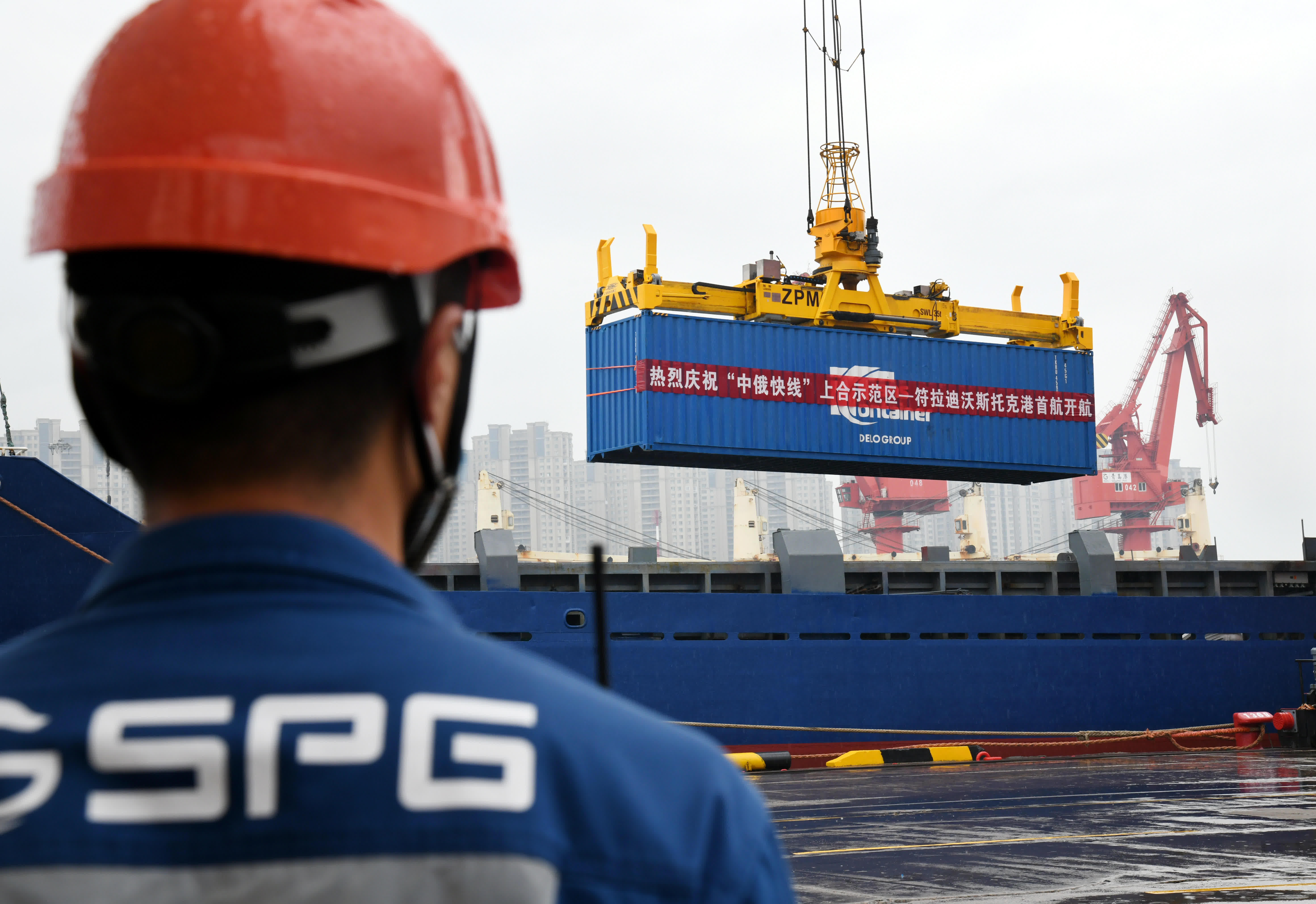 9月14日，在山東港口青島港大港碼頭，「中俄快線」的集裝箱正在起吊。（新華社）