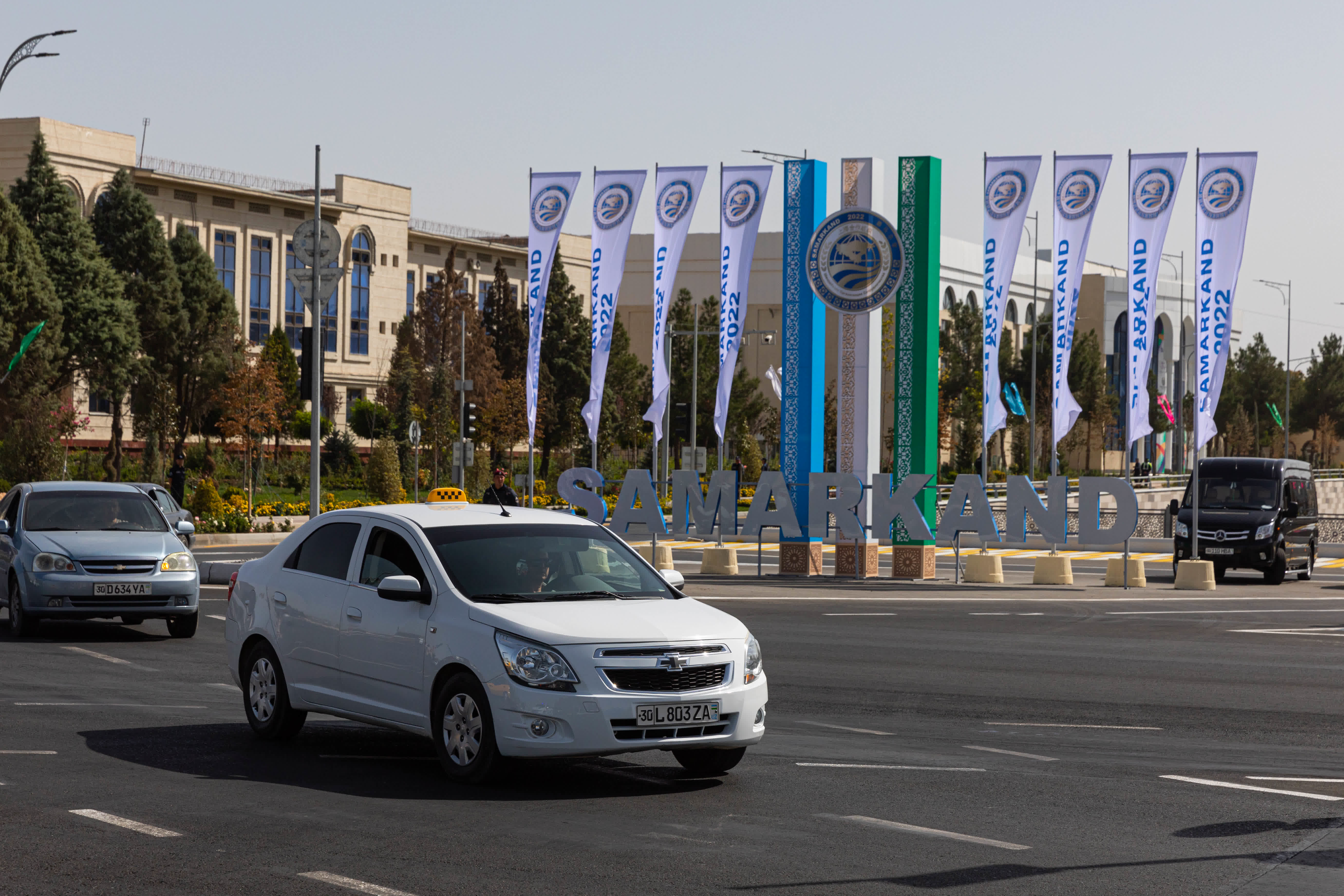 9月13日，車輛在烏茲別克斯坦撒馬爾罕的道路上行駛。（新華社）