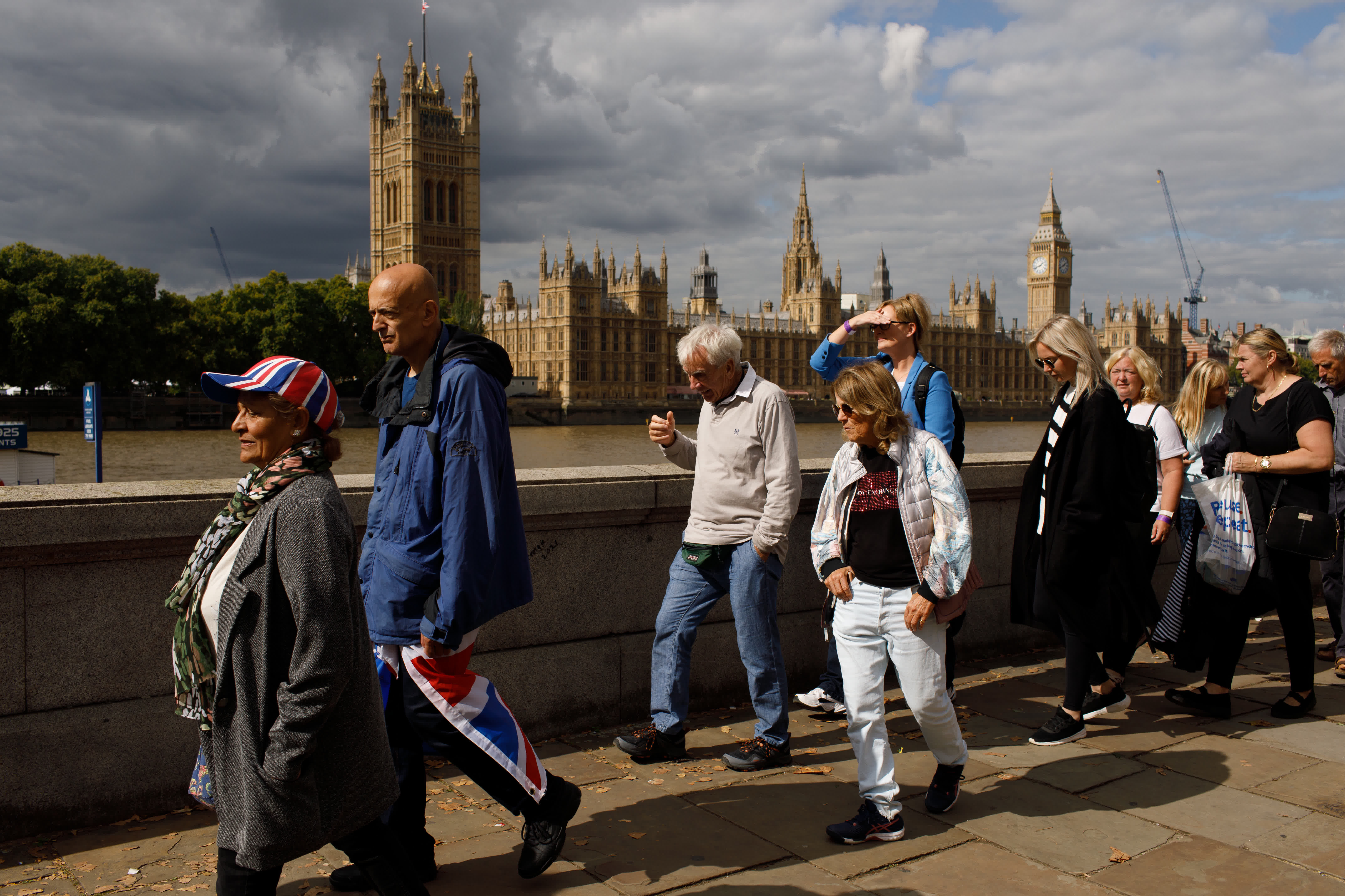 9月15日，在英國倫敦，人們排隊等待進入威斯敏斯特宮瞻仰女王靈柩。新華社