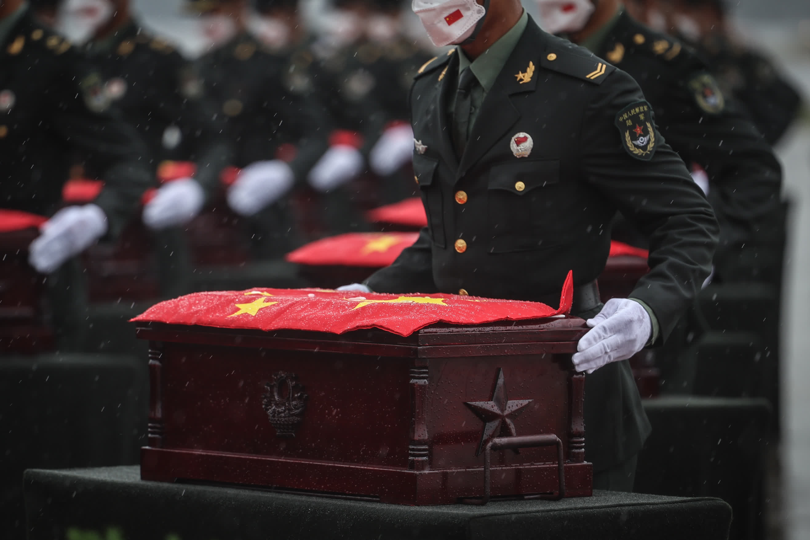 9月16日,在瀋陽桃仙國際機場,禮兵將殮放志願軍烈士遺骸的棺槨從專機上護送至棺槨擺放區。(新華社) 9月16日,在瀋陽桃仙國際機場,禮兵將殮放志願軍烈士遺骸的棺槨從專機上護送至棺槨擺放區。(新華社)