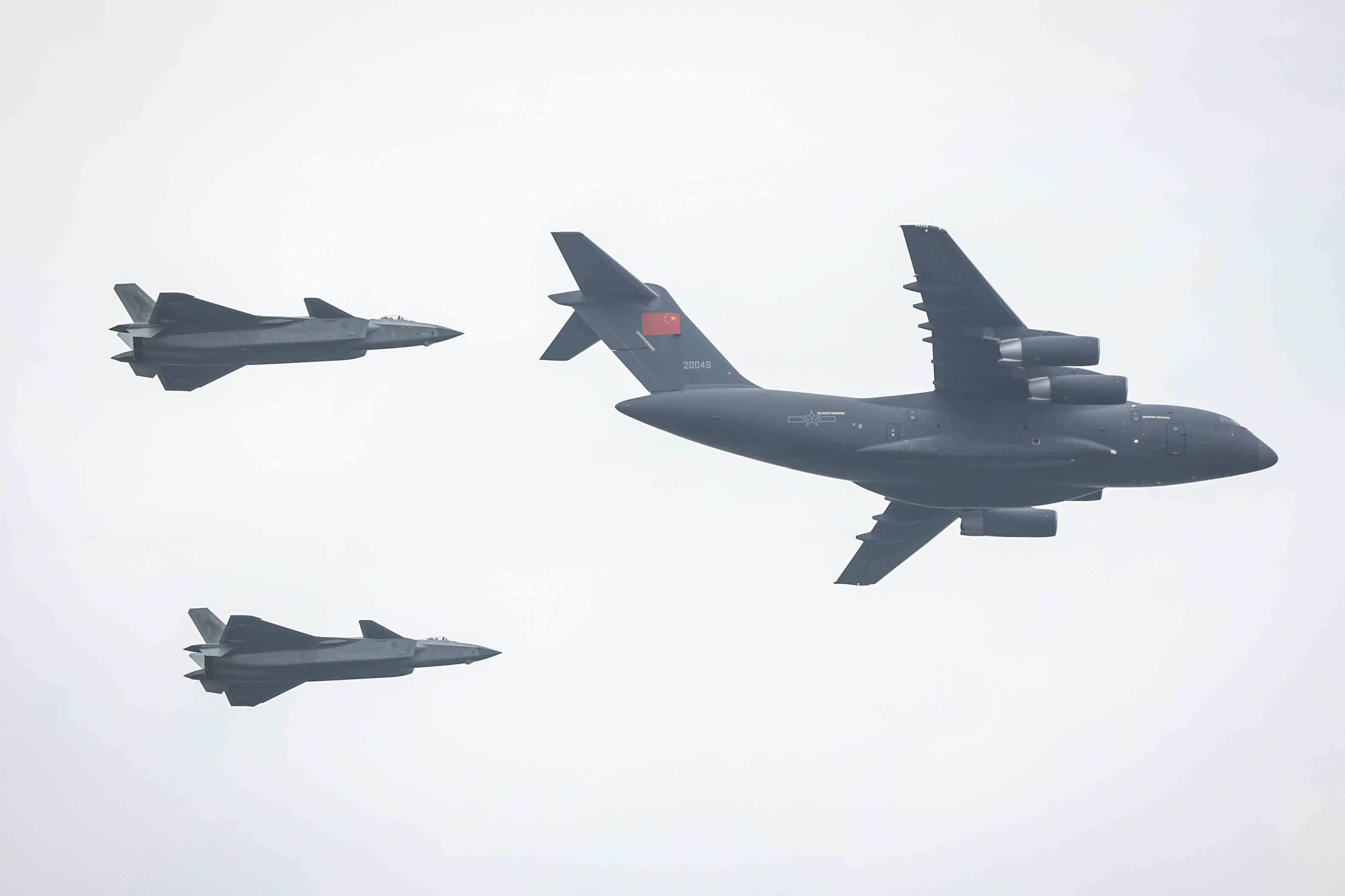9月16日,空軍兩架戰鬥機為護送烈士遺骸的專機護航。(新華社) 9月16日,空軍兩架戰鬥機為護送烈士遺骸的專機護航。(新華社)