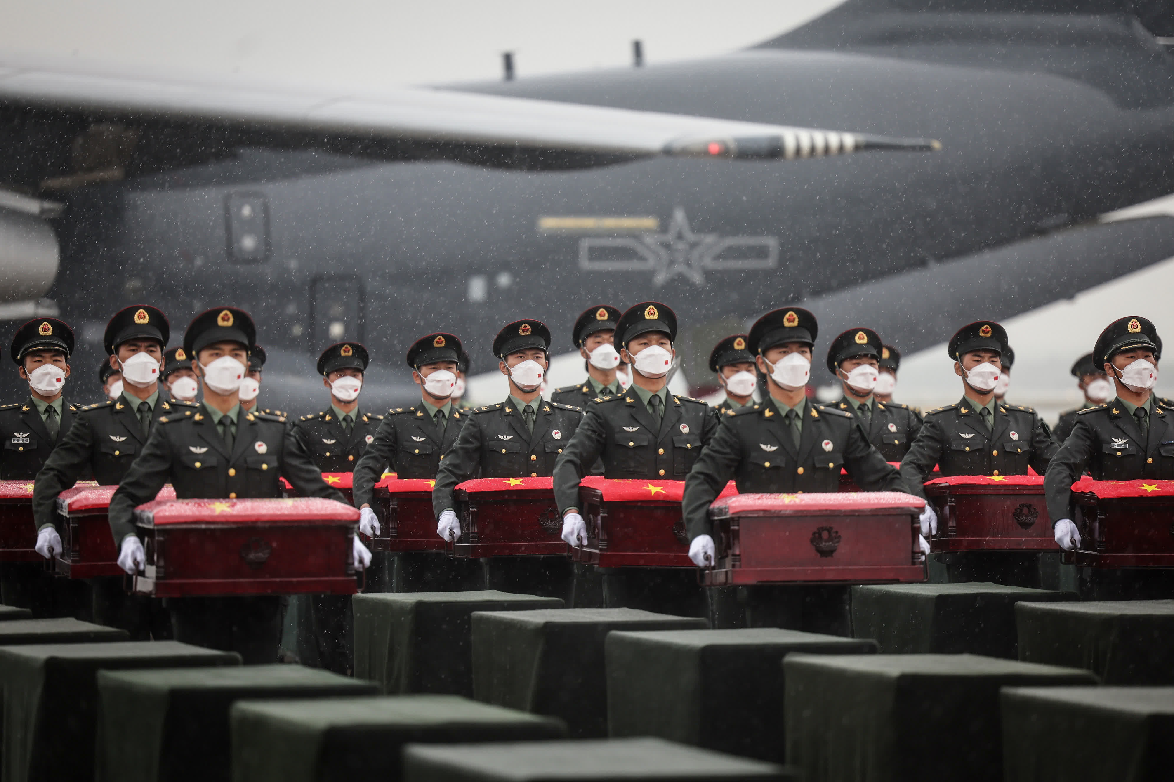 9月16日,在瀋陽桃仙國際機場,禮兵將殮放志願軍烈士遺骸的棺槨從專機上護送至棺槨擺放區。(新華社) 9月16日,在瀋陽桃仙國際機場,禮兵將殮放志願軍烈士遺骸的棺槨從專機上護送至棺槨擺放區。(新華社)