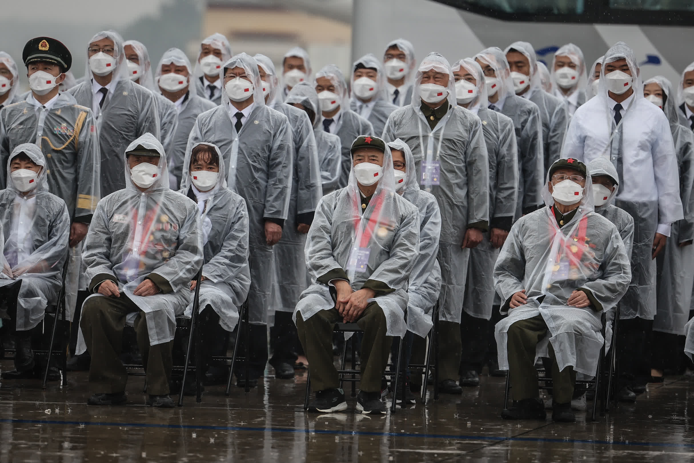 9月16日,志願軍老戰士(前排)在瀋陽桃仙國際機場參加儀式。(新華社) 9月16日,志願軍老戰士(前排)在瀋陽桃仙國際機場參加儀式。(新華社)