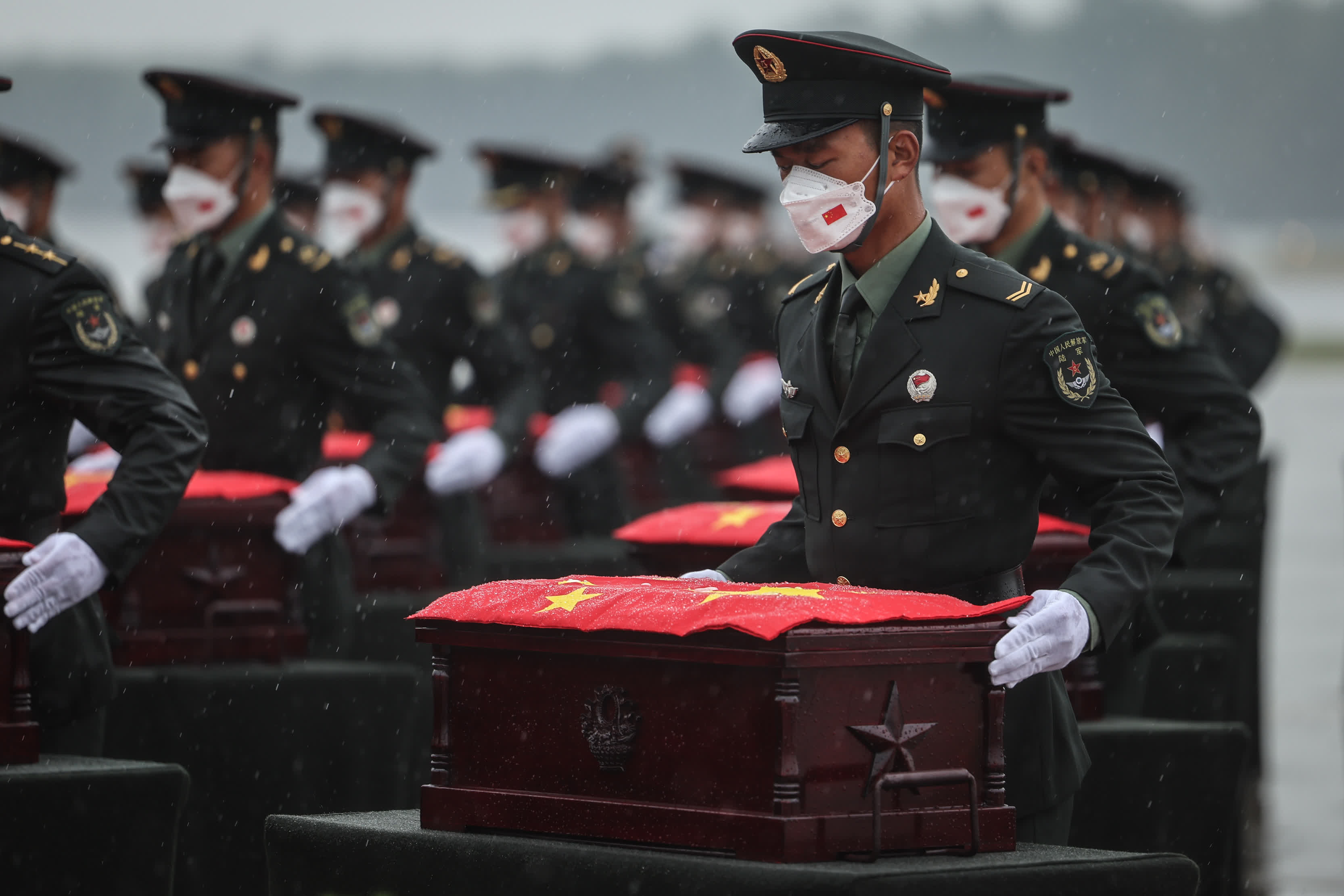 9月16日,在瀋陽桃仙國際機場,禮兵將殮放志願軍烈士遺骸的棺槨從專機上護送至棺槨擺放區。(新華社) 9月16日,在瀋陽桃仙國際機場,禮兵將殮放志願軍烈士遺骸的棺槨從專機上護送至棺槨擺放區。(新華社)