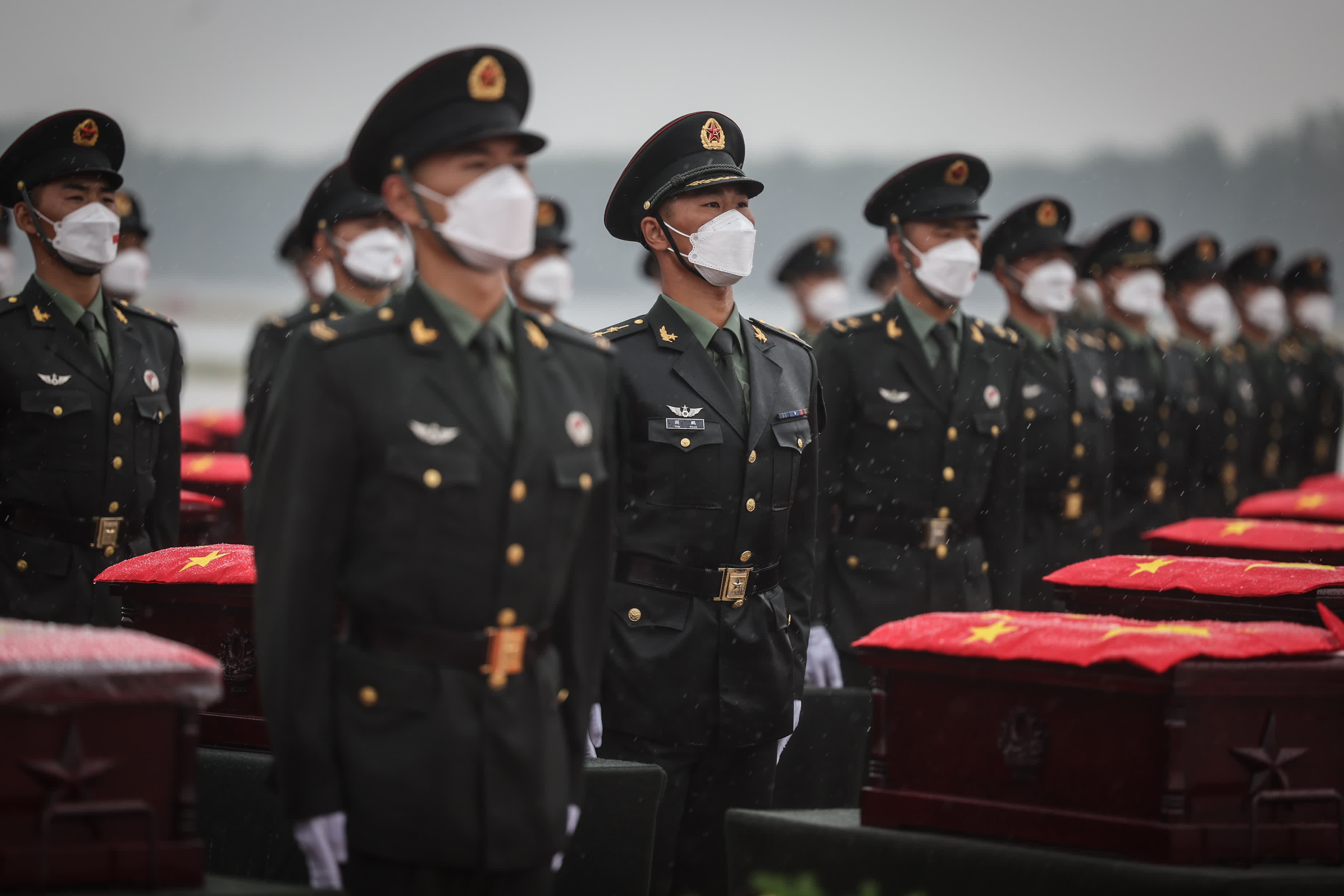 9月16日,在瀋陽桃仙國際機場,禮兵將殮放志願軍烈士遺骸的棺槨從專機上護送至棺槨擺放區。(新華社) 9月16日,在瀋陽桃仙國際機場,禮兵將殮放志願軍烈士遺骸的棺槨從專機上護送至棺槨擺放區。(新華社)