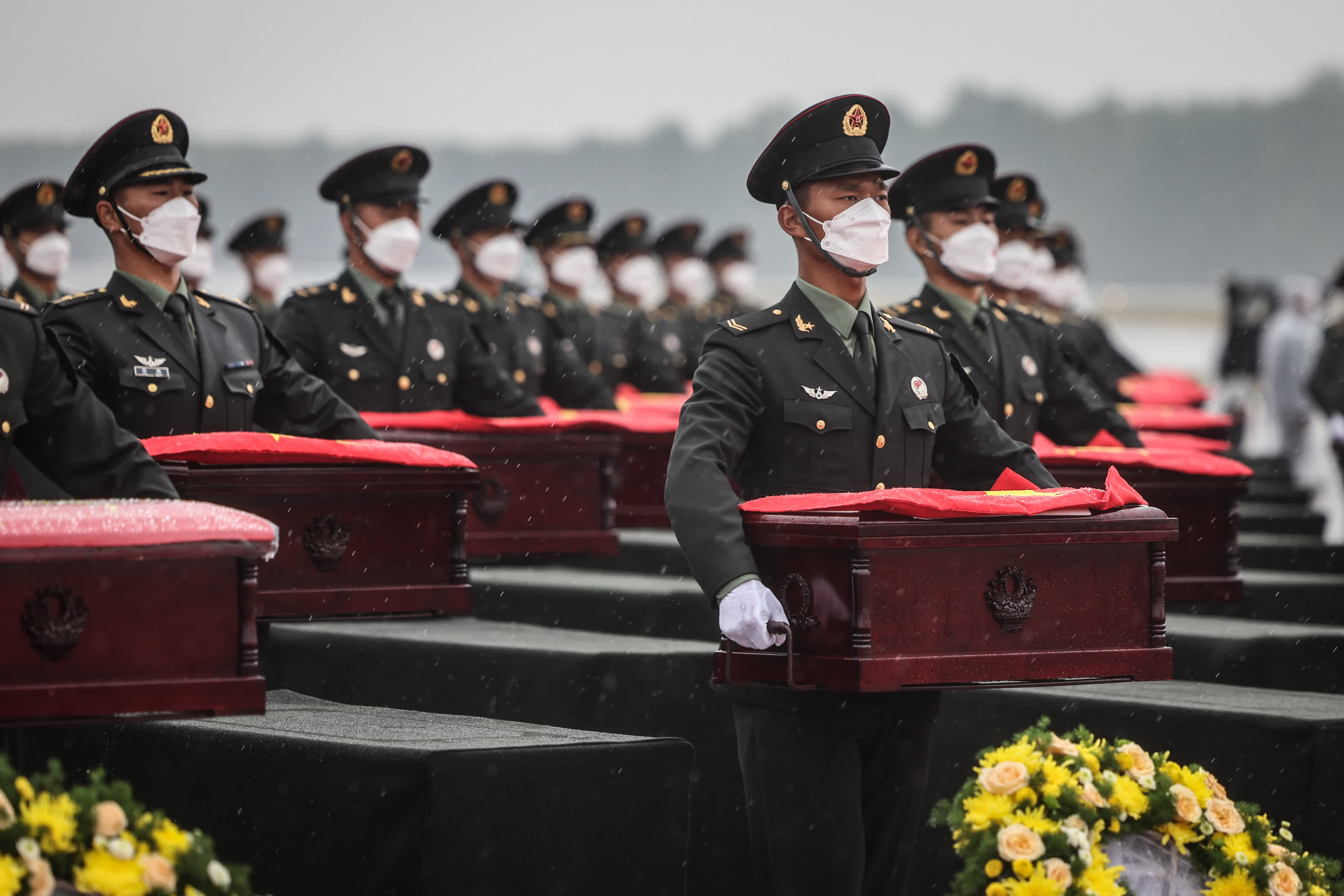 9月16日,在瀋陽桃仙國際機場,禮兵將殮放志願軍烈士遺骸的棺槨從專機上護送至棺槨擺放區。(新華社) 9月16日,在瀋陽桃仙國際機場,禮兵將殮放志願軍烈士遺骸的棺槨從專機上護送至棺槨擺放區。(新華社)