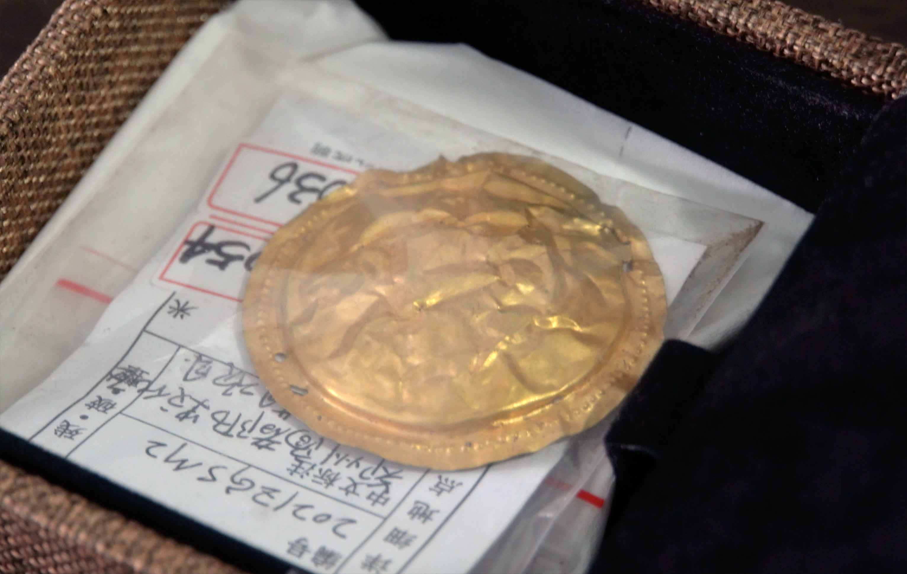 鄭州商城遺址高等級貴族墓M2中出土的金泡。（新華社）