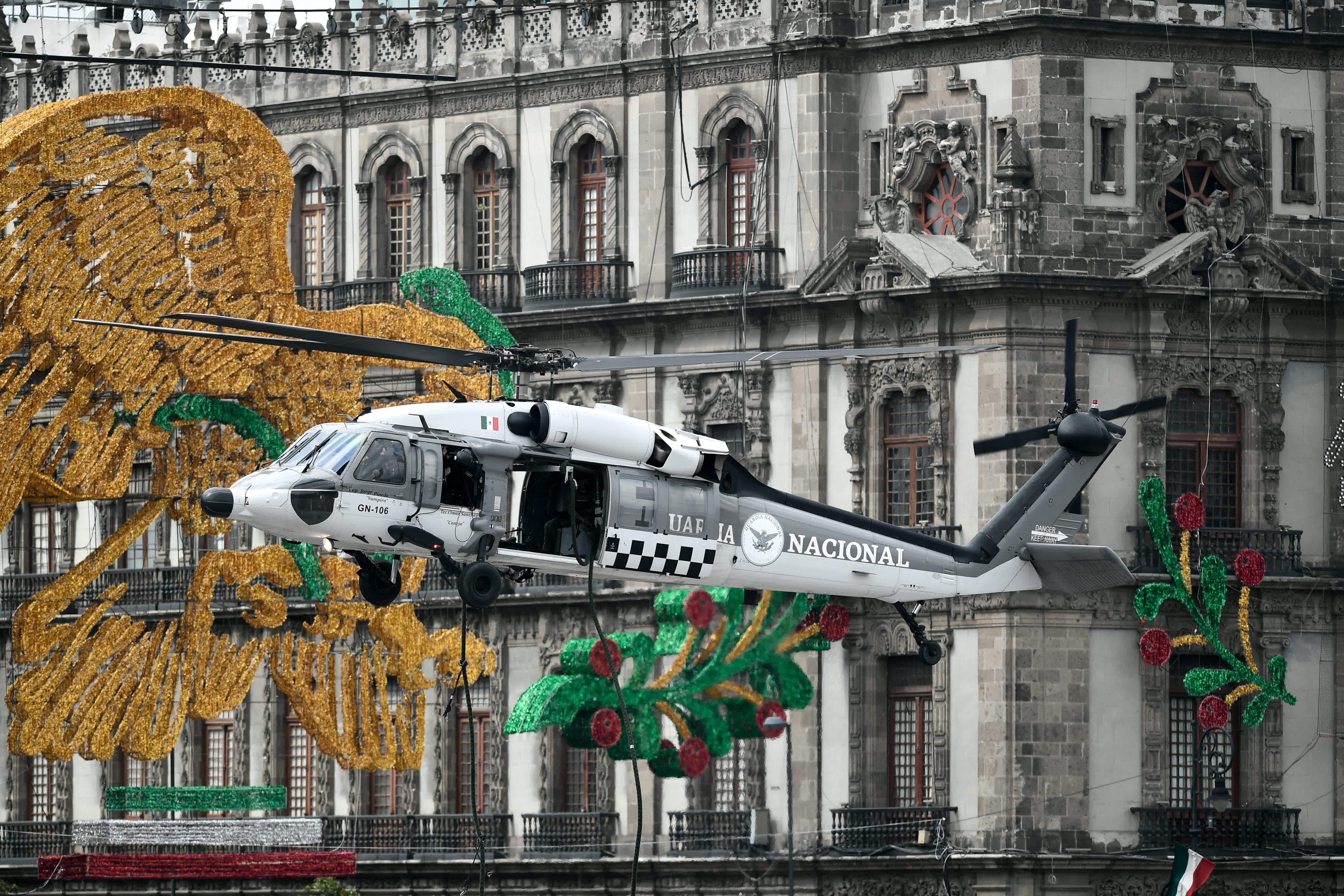 一架墨西哥國民警衛隊的直升機參加閱兵式。（新華社）