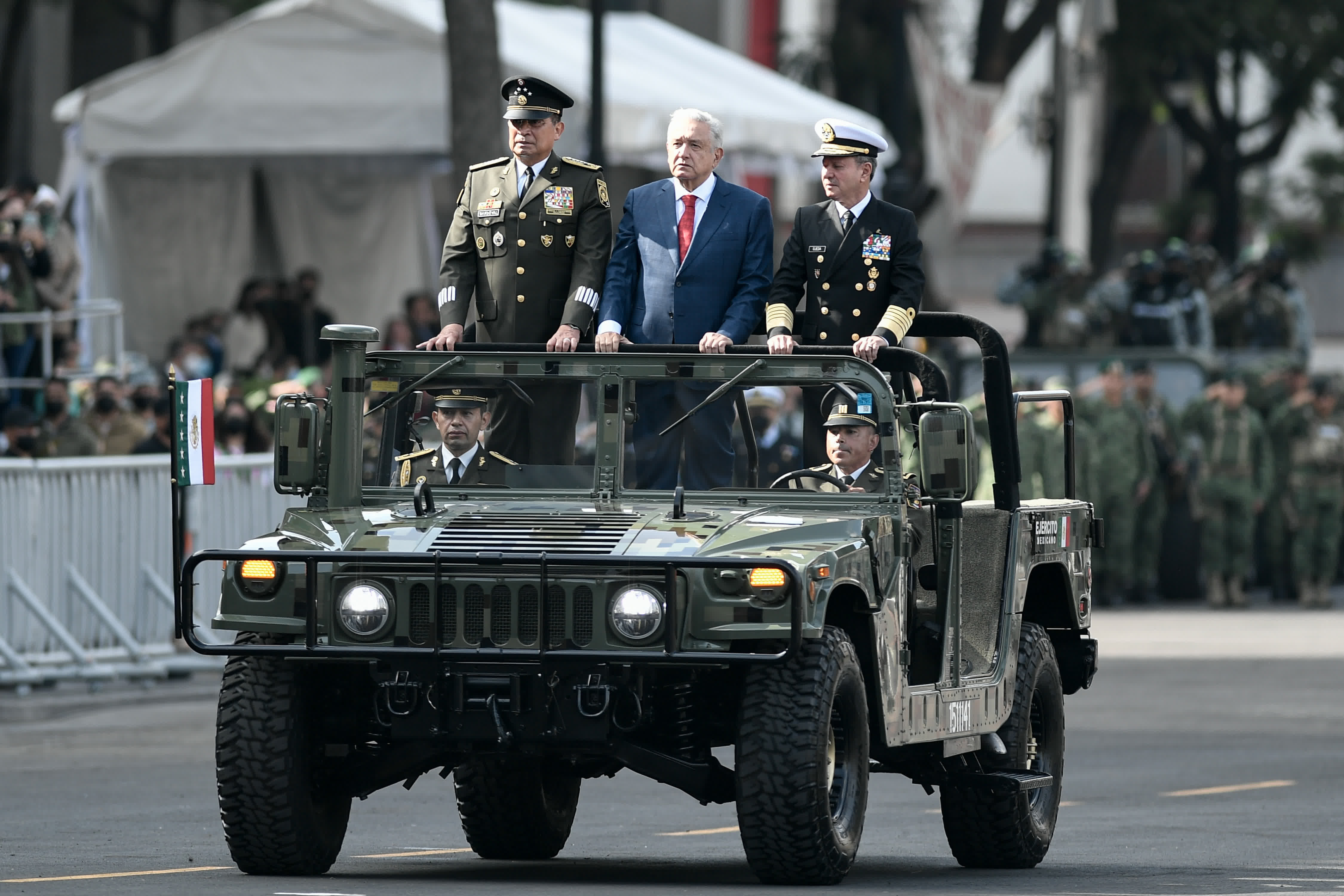 墨西哥總統洛佩斯（中）出席獨立日閱兵式。（新華社）