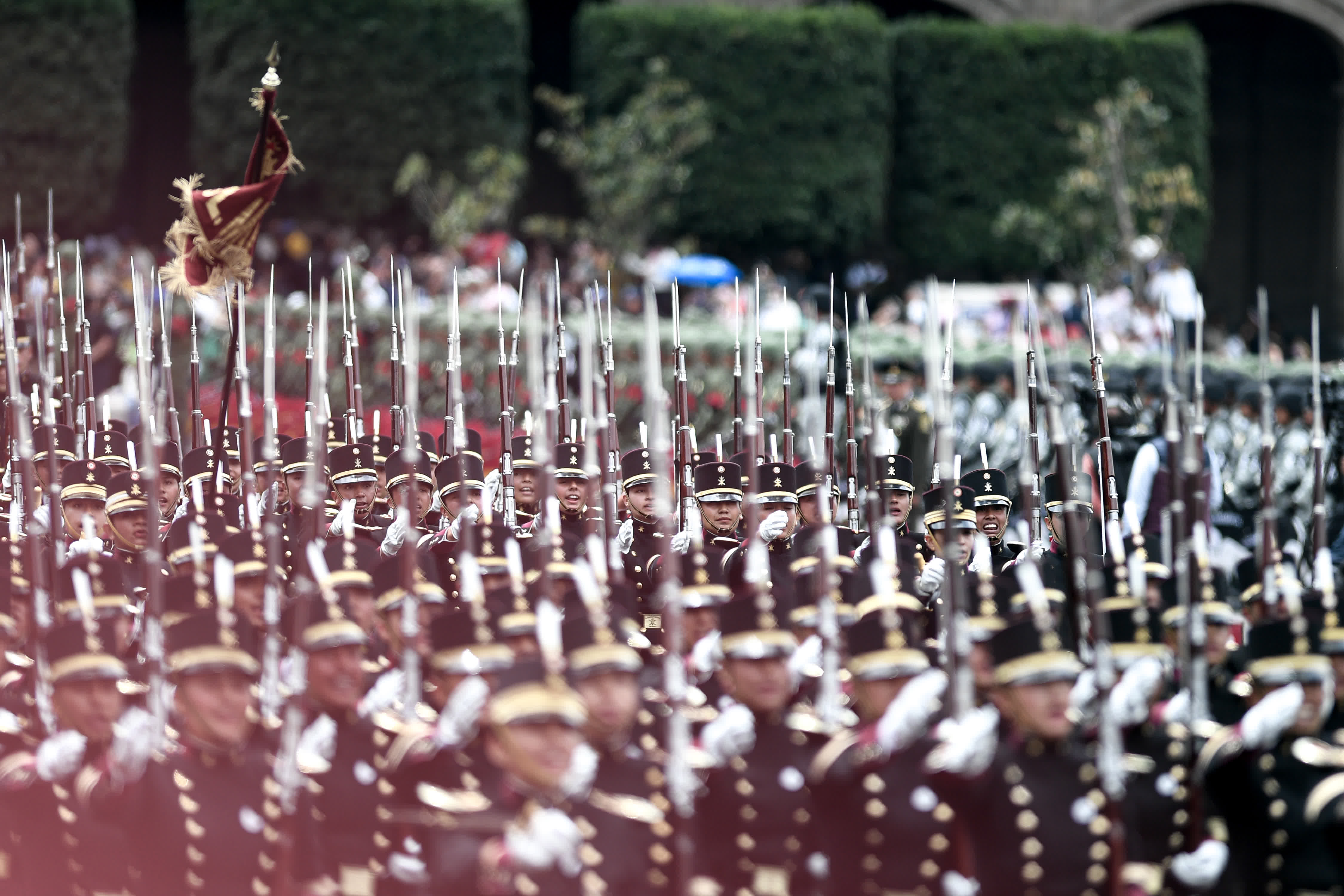 墨西哥英雄軍事學院的學員參加閱兵式。（新華社）
