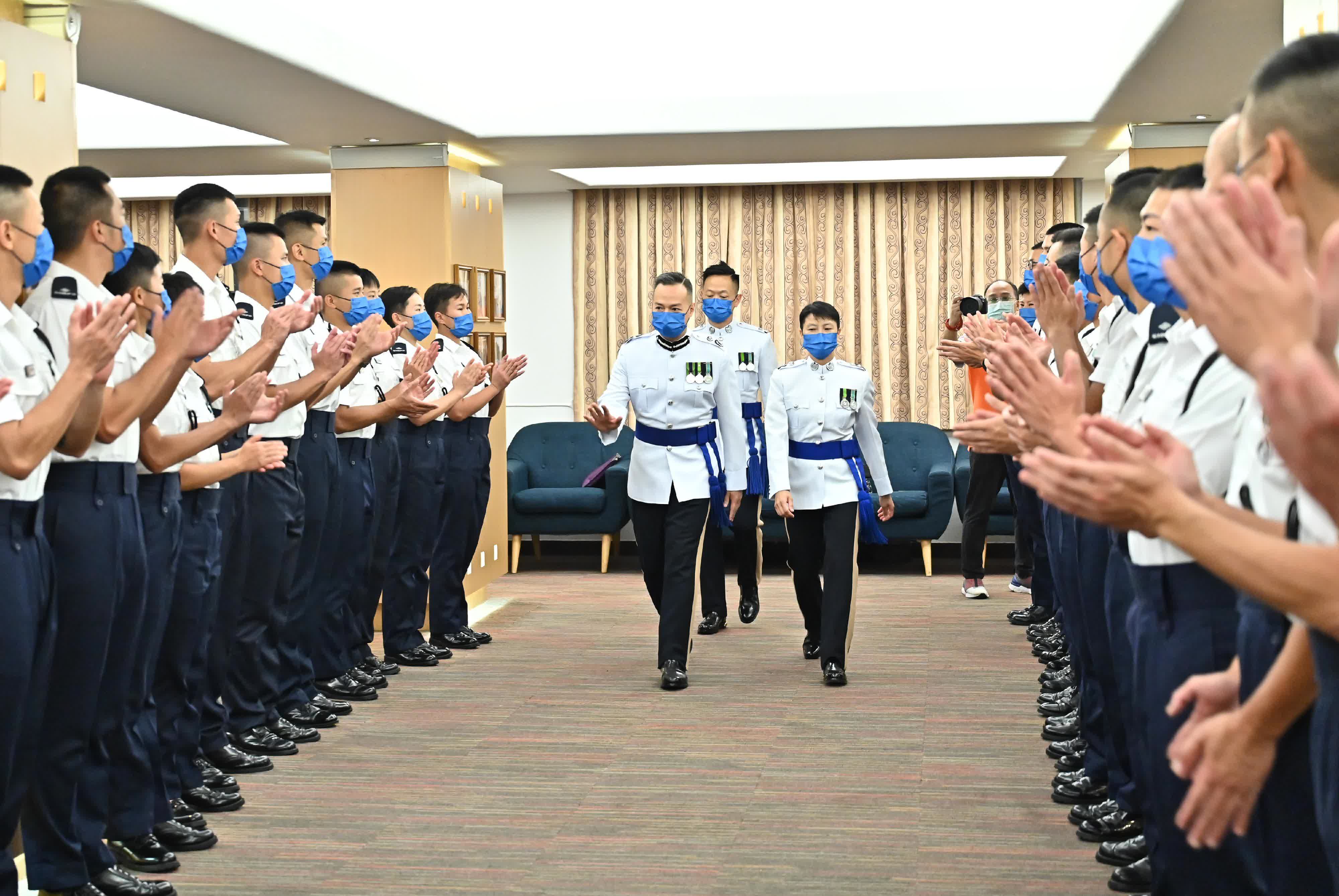 警務處副處長（管理）周一鳴今日（17日）出席香港警察學院的結業會操後，恭賀剛結業的見習督察。（政府新聞處）