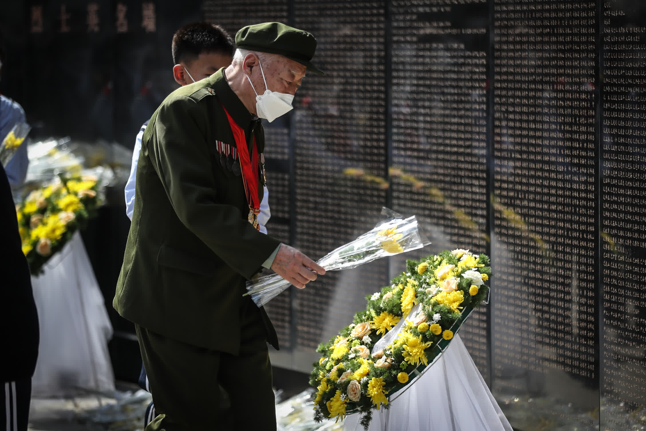 9月17日，志願軍老兵崔龍福向烈士英名牆獻花。（新華社）