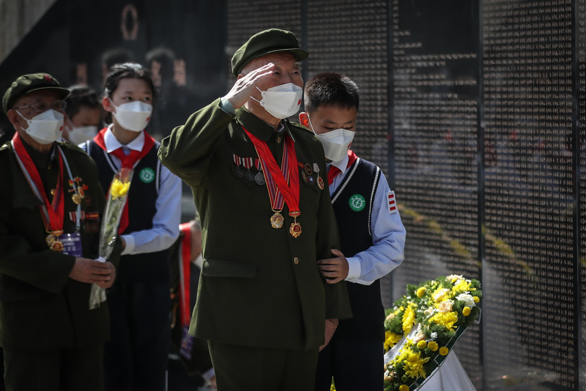 9月17日，志願軍老兵崔龍福向烈士英名牆敬禮。（新華社）