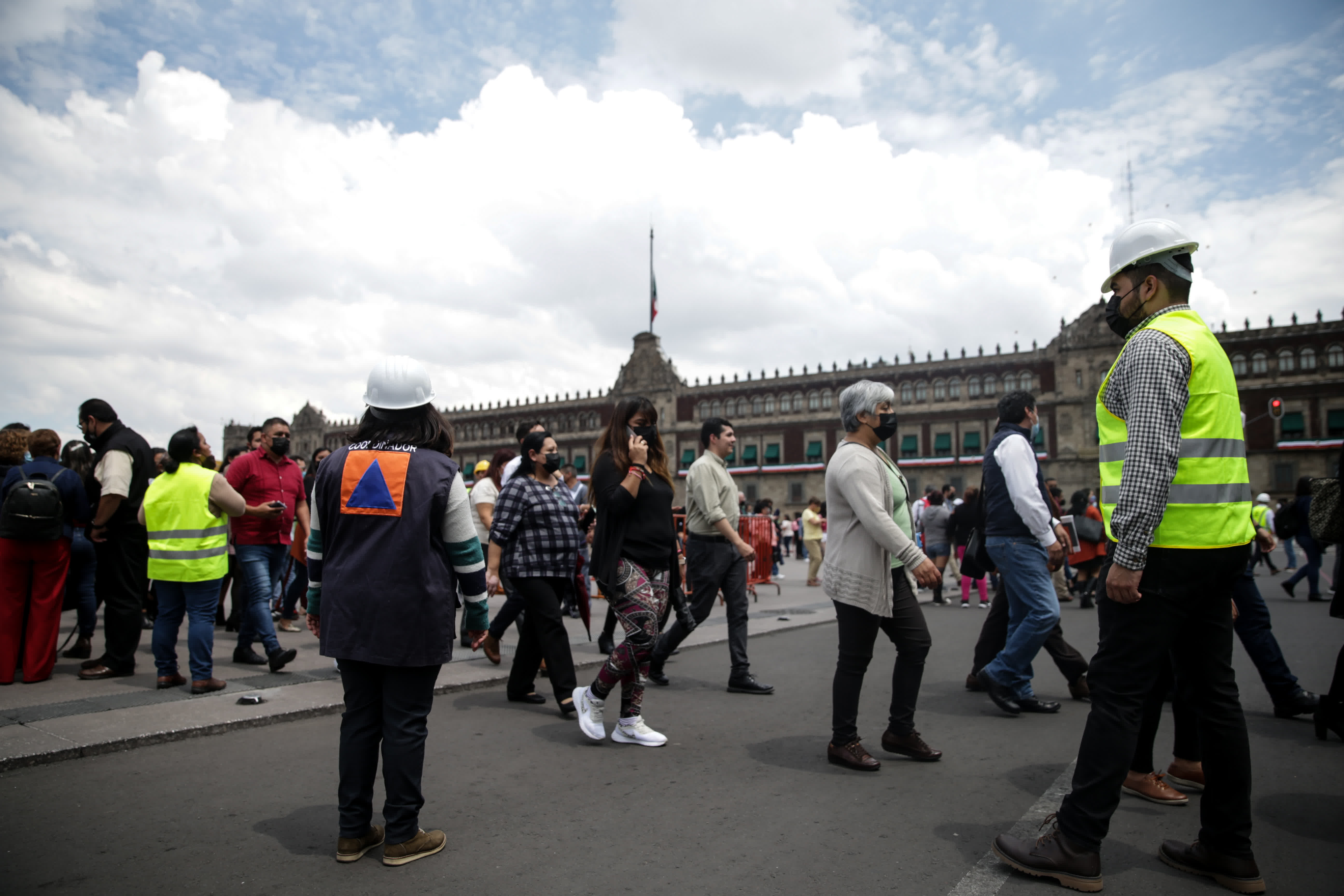 9月19日，在墨西哥首都墨西哥城，人們在一處廣場避險。（新華社）