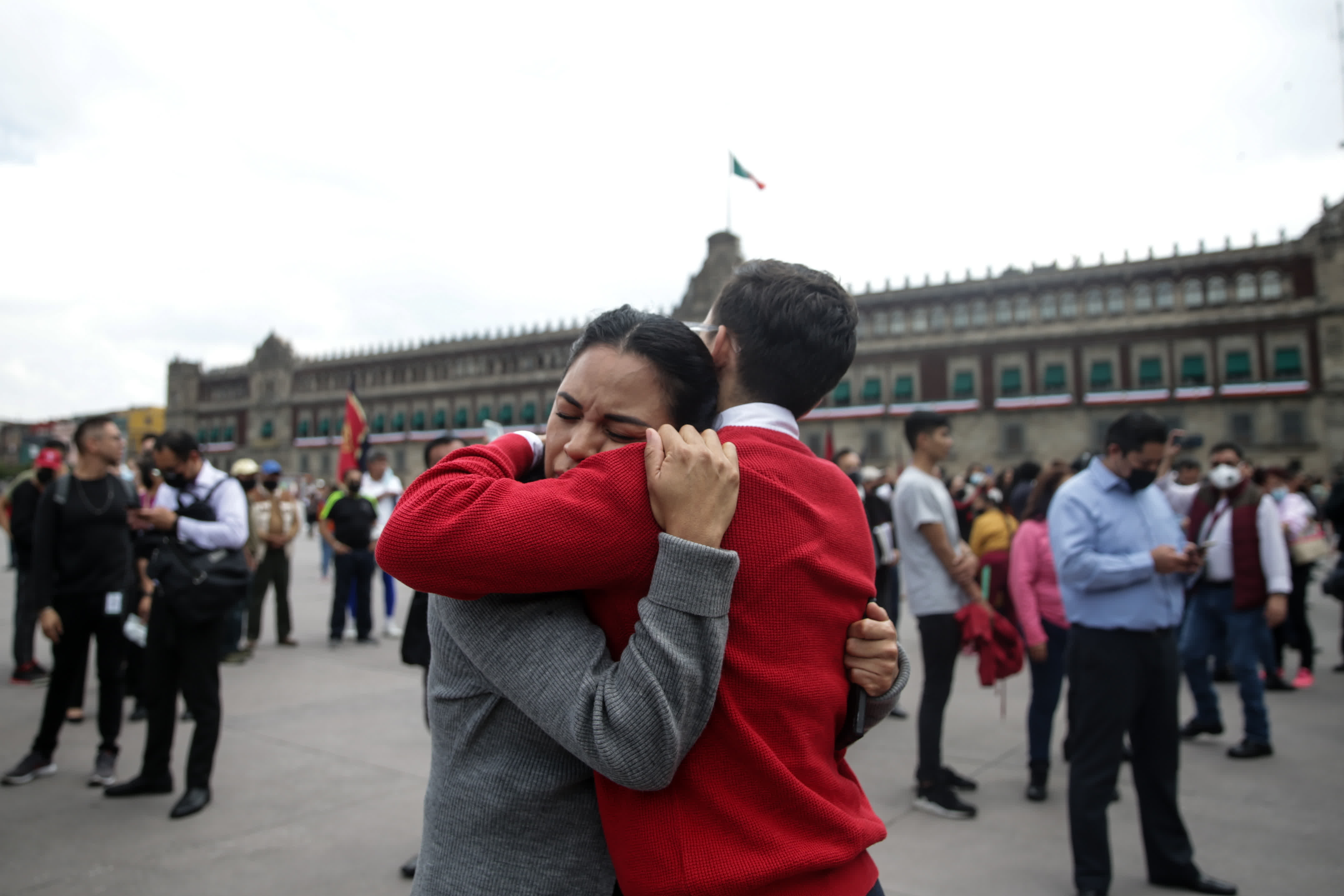 9月19日，在墨西哥首都墨西哥城，室外避險的人們相互安慰。（新華社）