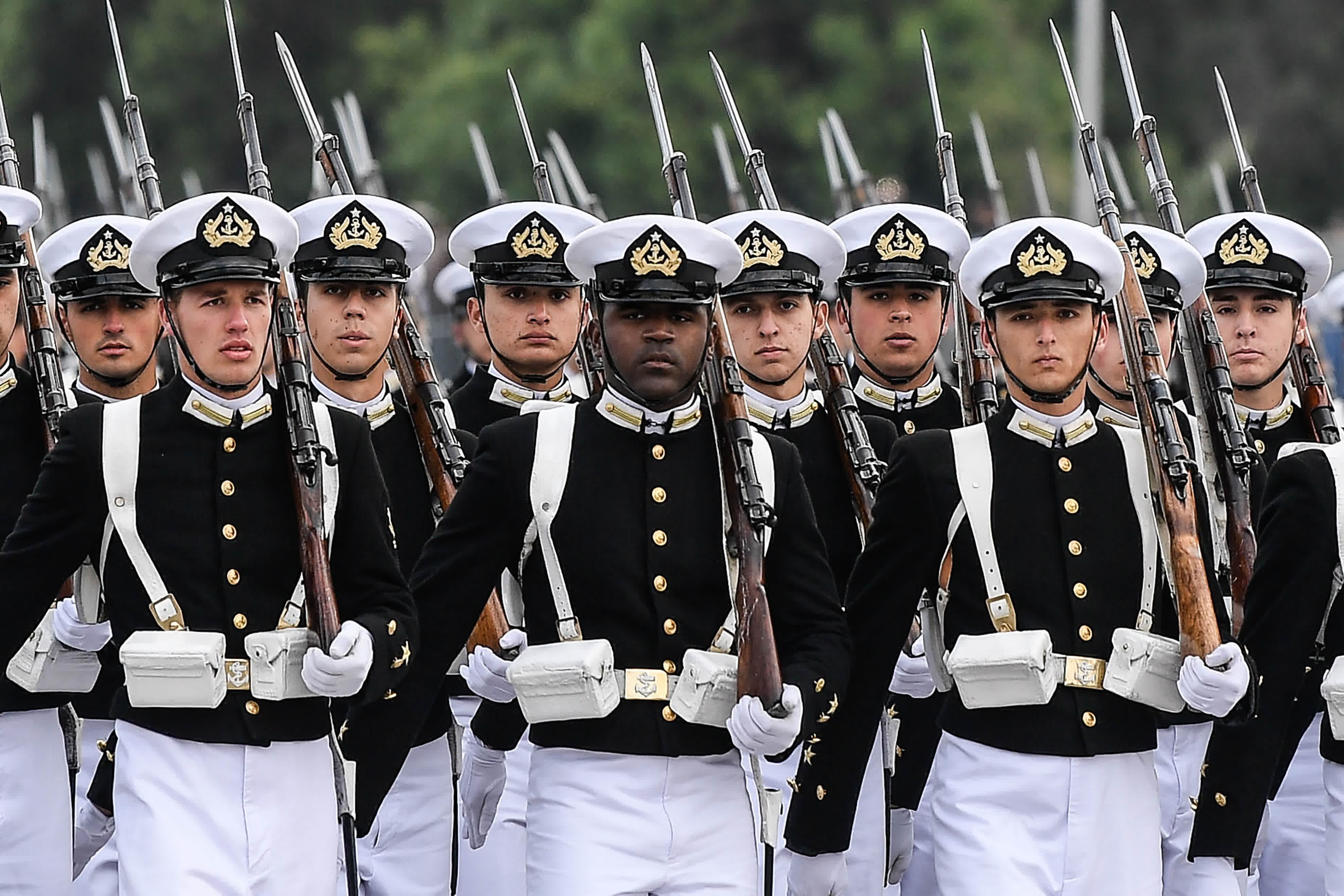 9月19日，在智利首都聖地亞哥，海軍士兵在閱兵式上列隊行進。（新華社）