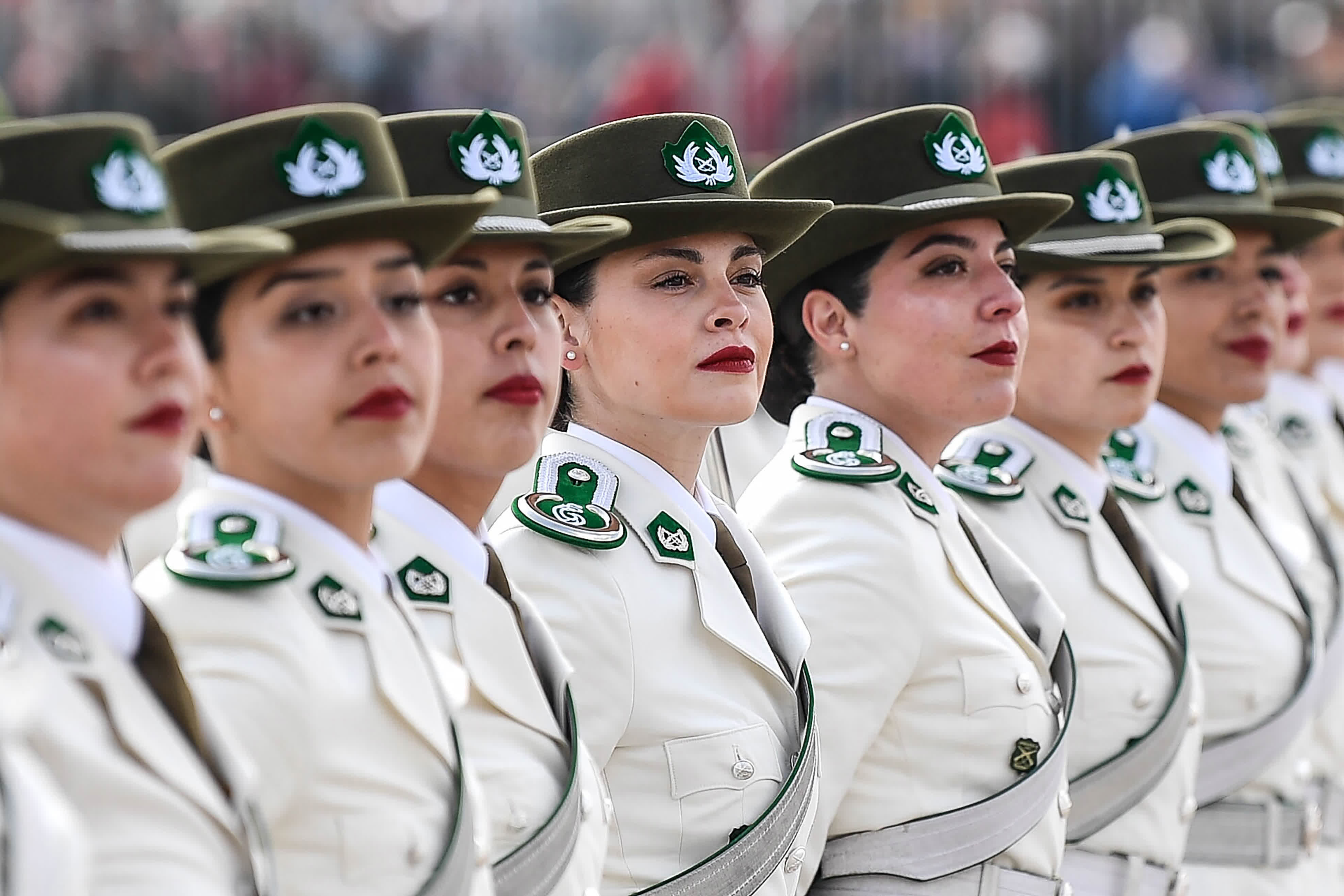 9月19日，在智利首都聖地亞哥，女憲兵在閱兵式上列隊行進。（新華社）