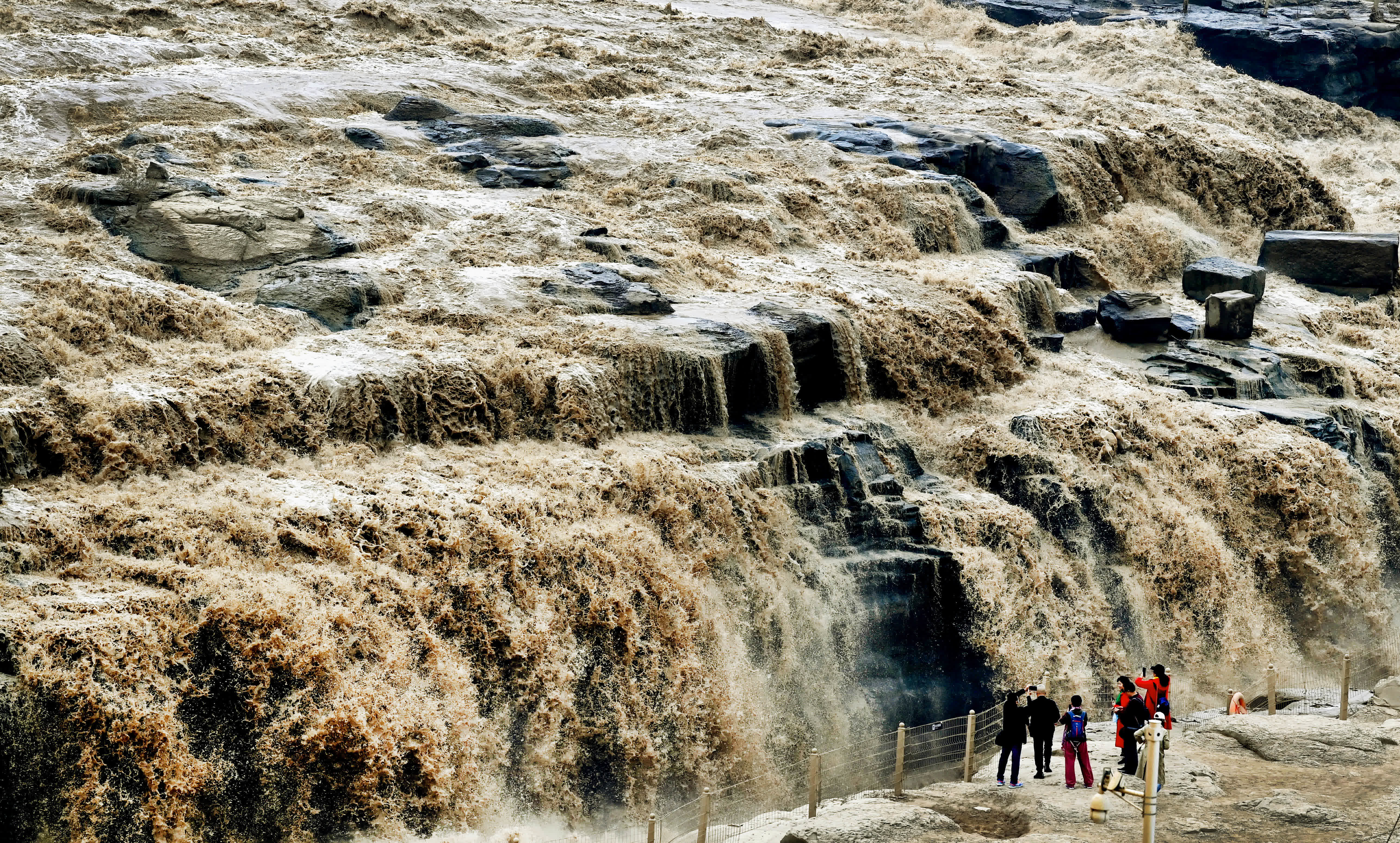  9月15日，遊人在黃河壺口瀑布群前拍照、遊覽。（新華社）