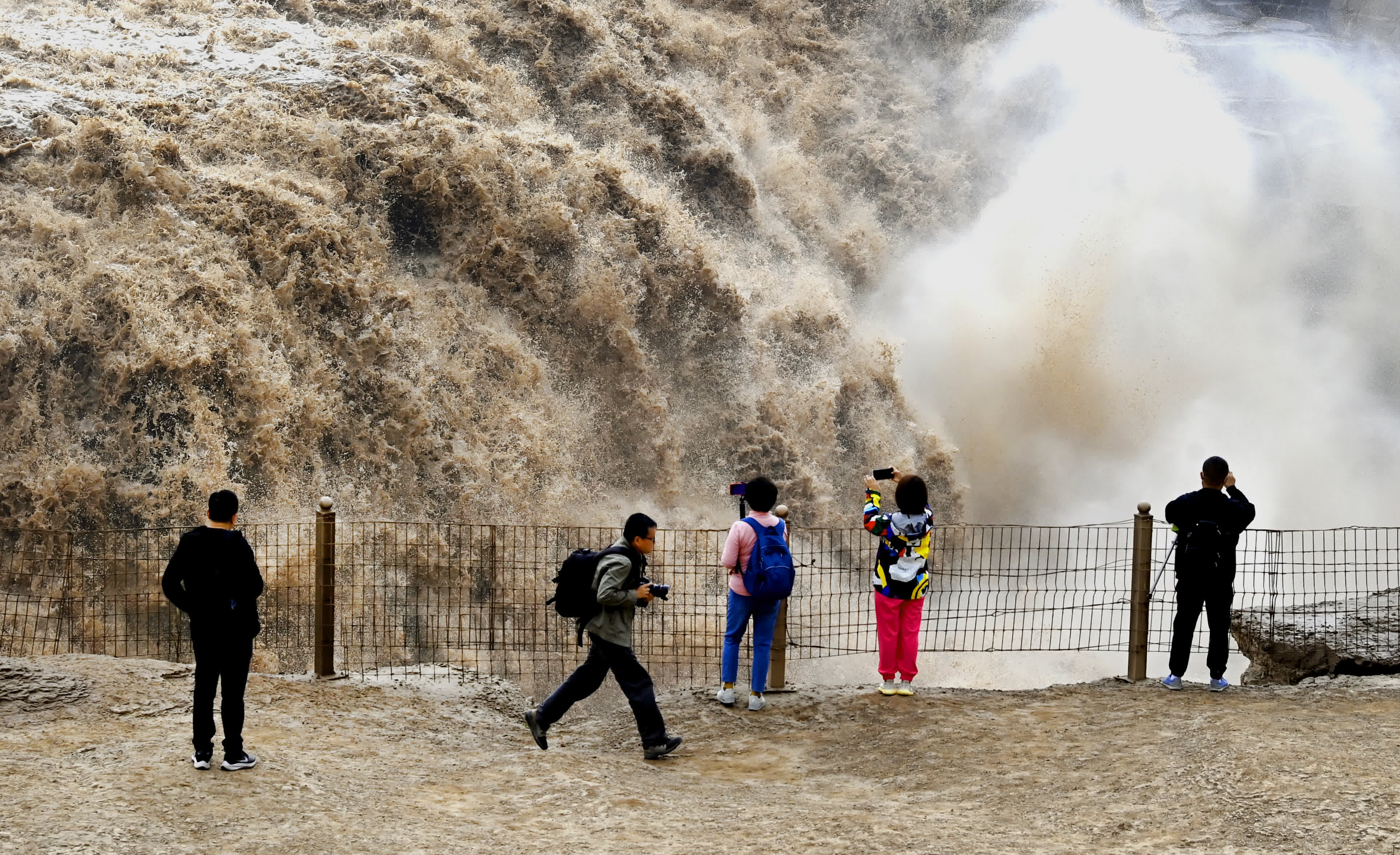 9月15日，遊人在黃河壺口瀑布群前拍照、遊覽。（新華社）
