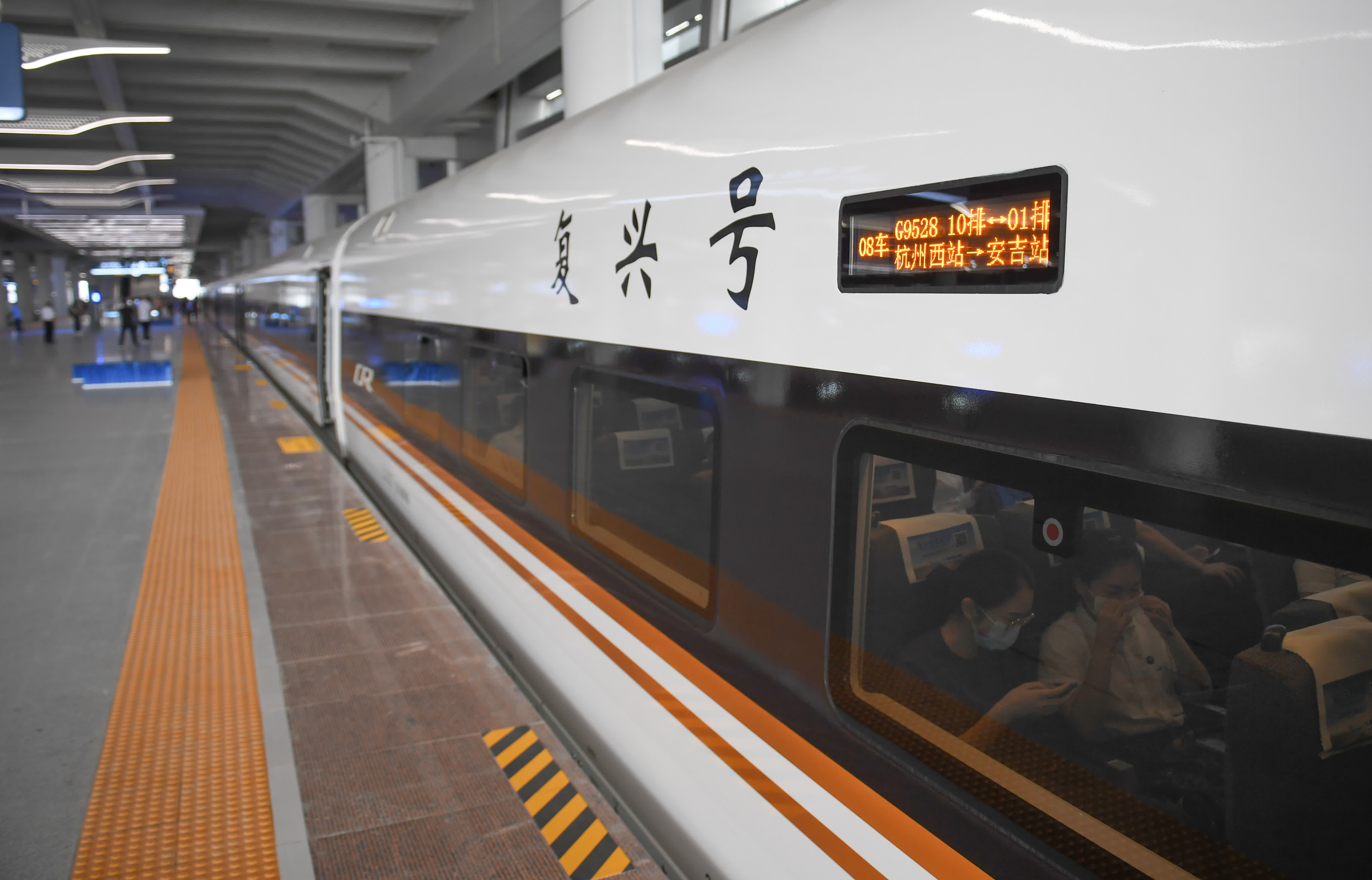 乘客在杭州西站乘坐G9528次列車。（中新網）