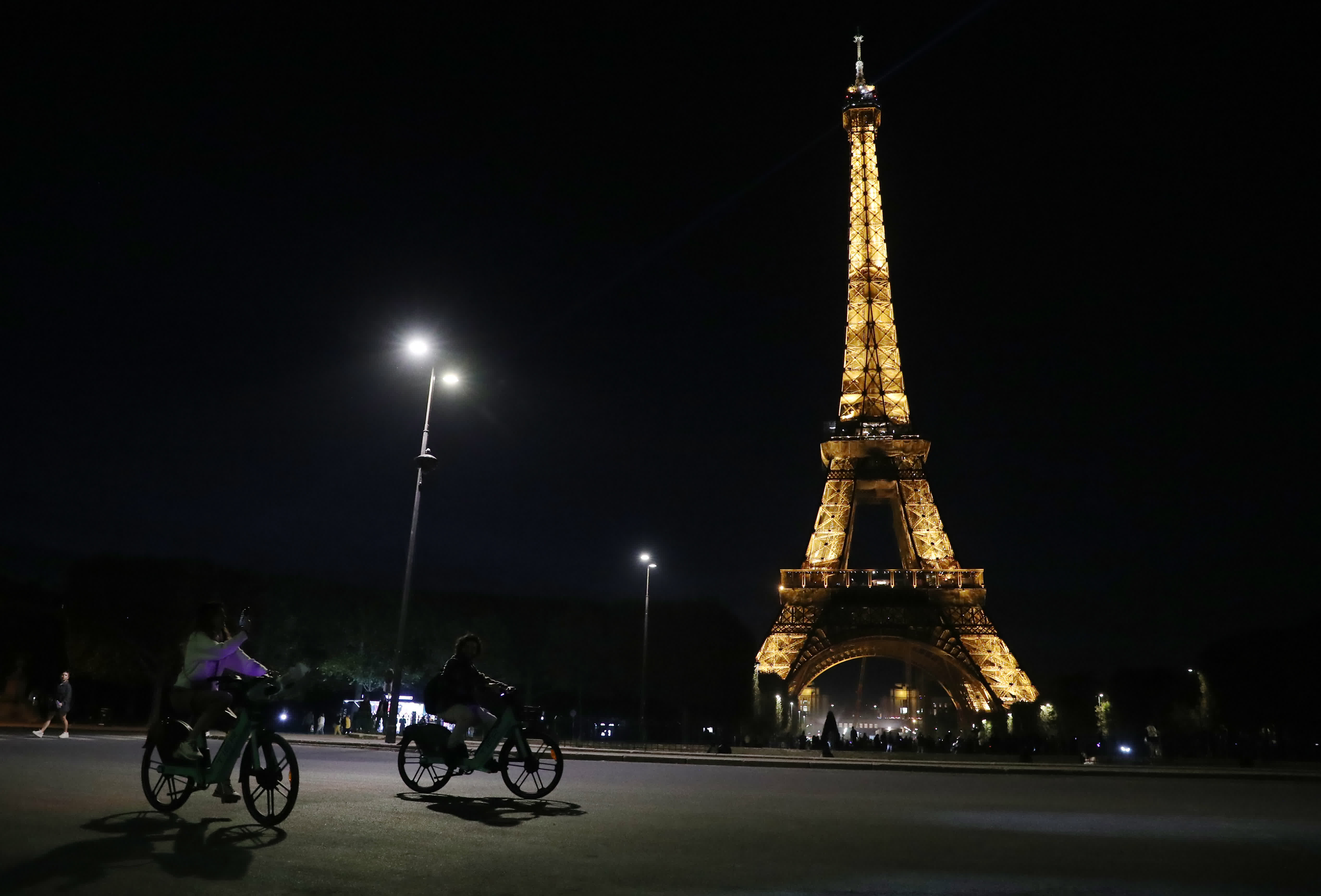 這是9月22日拍攝的亮燈的法國巴黎地標性建築——埃菲爾鐵塔。（新華社）