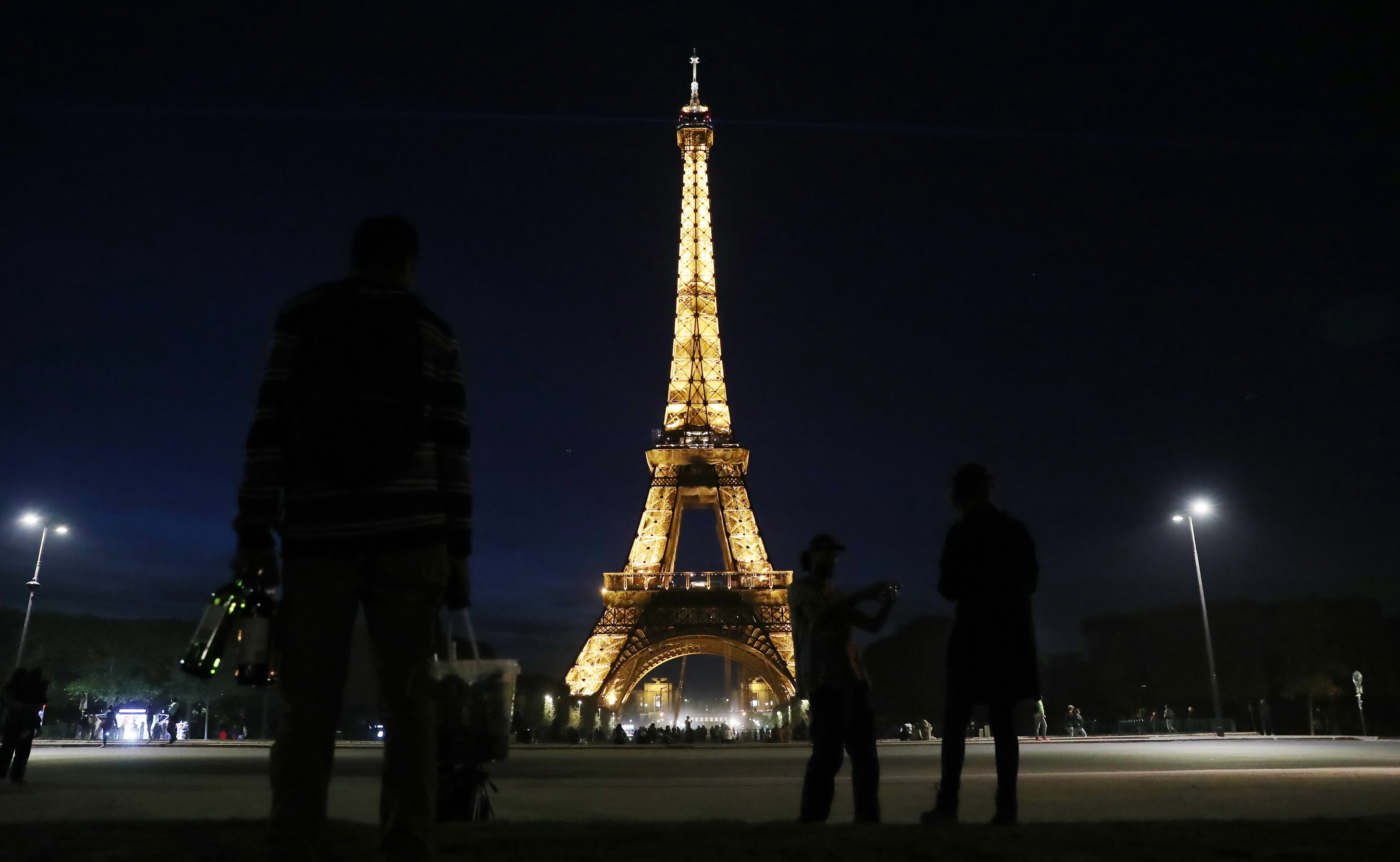 這是9月22日拍攝的亮燈的法國巴黎地標性建築——埃菲爾鐵塔。（新華社）