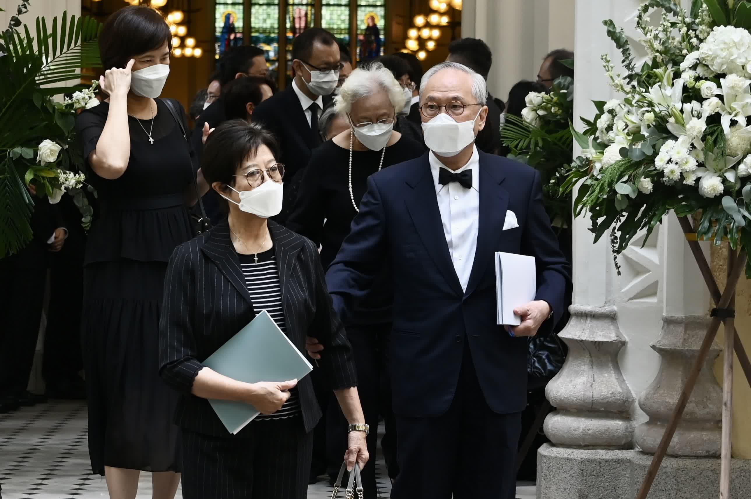 圖為香港特區前行政長官曾蔭權（右）及夫人出席鄭海泉的安息禮拜儀式。 （中新社）
