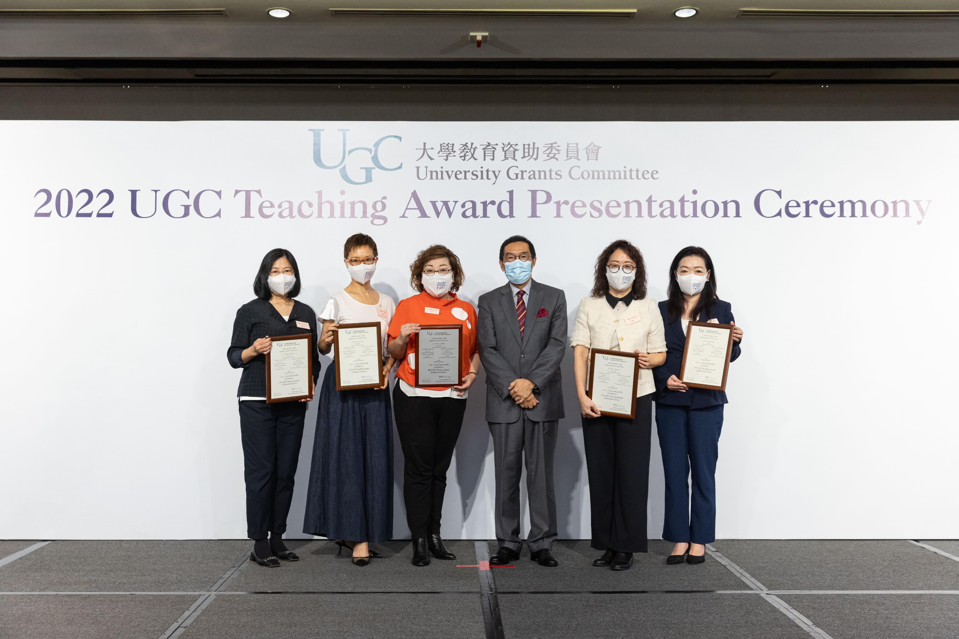 教資會主席唐家成（右三）頒發2022年教資會傑出教學獎（協作團隊組別）予「跨學科英語課程」團隊。（政府新聞處）