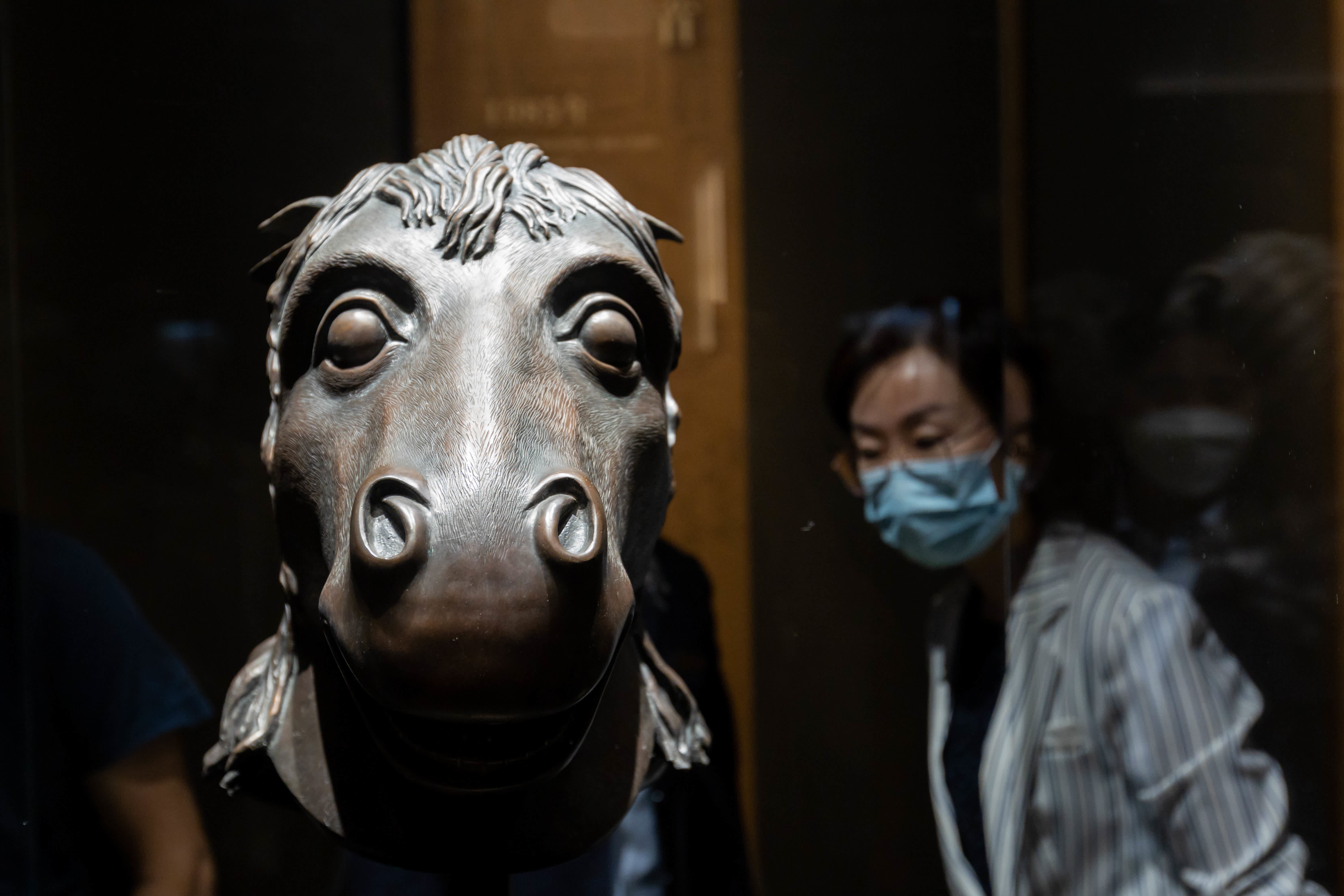 9月26日，觀眾在觀看展出的馬首。新華社