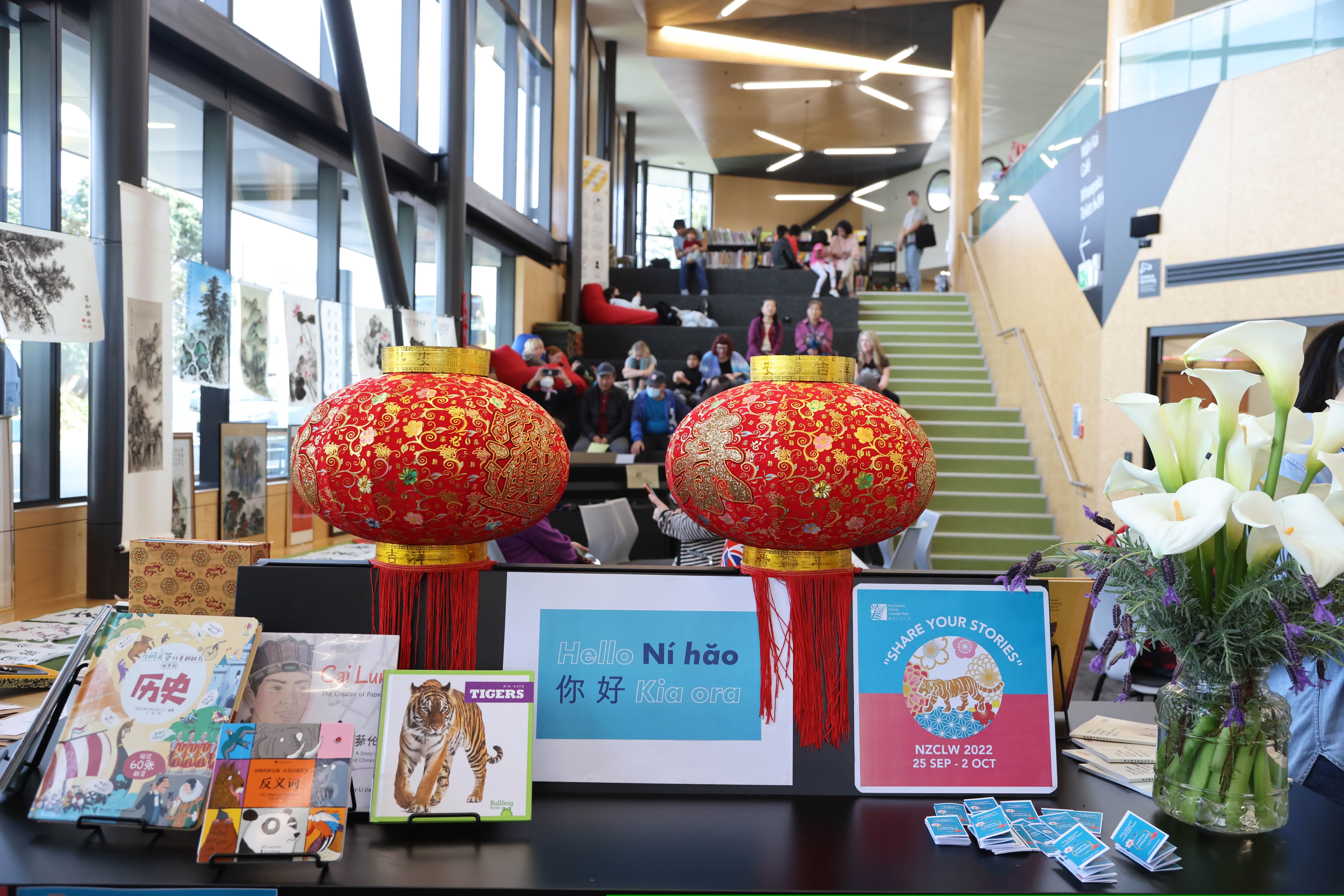 9月27日，在新西蘭首都惠靈頓一社區圖書館，人們參加中國書法體驗活動。（新華社）