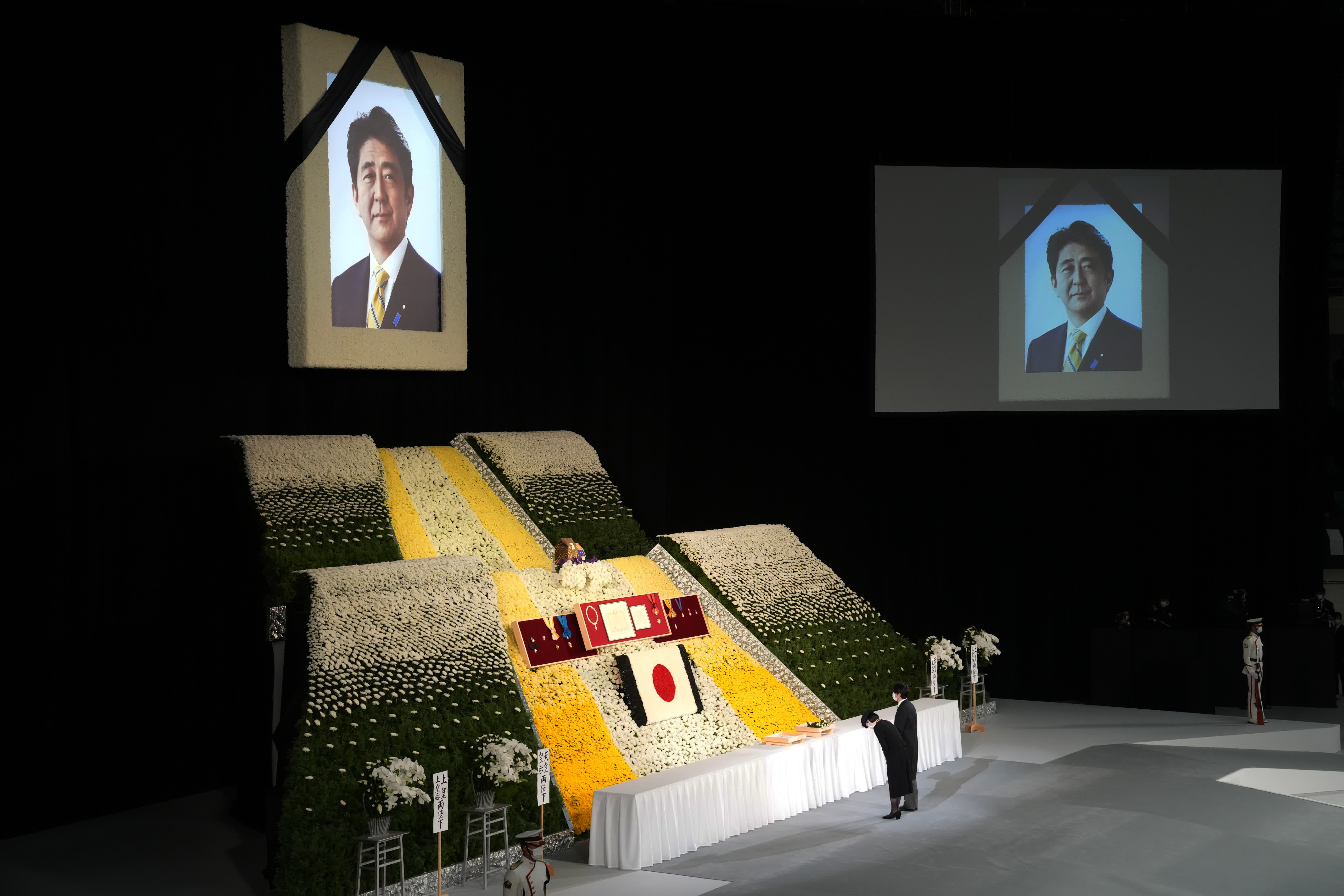 9月27日，在位於東京的日本武道館，日本文仁親王（右）與王妃在日本前首相安倍晉三的國葬儀式上獻花。（新華社）