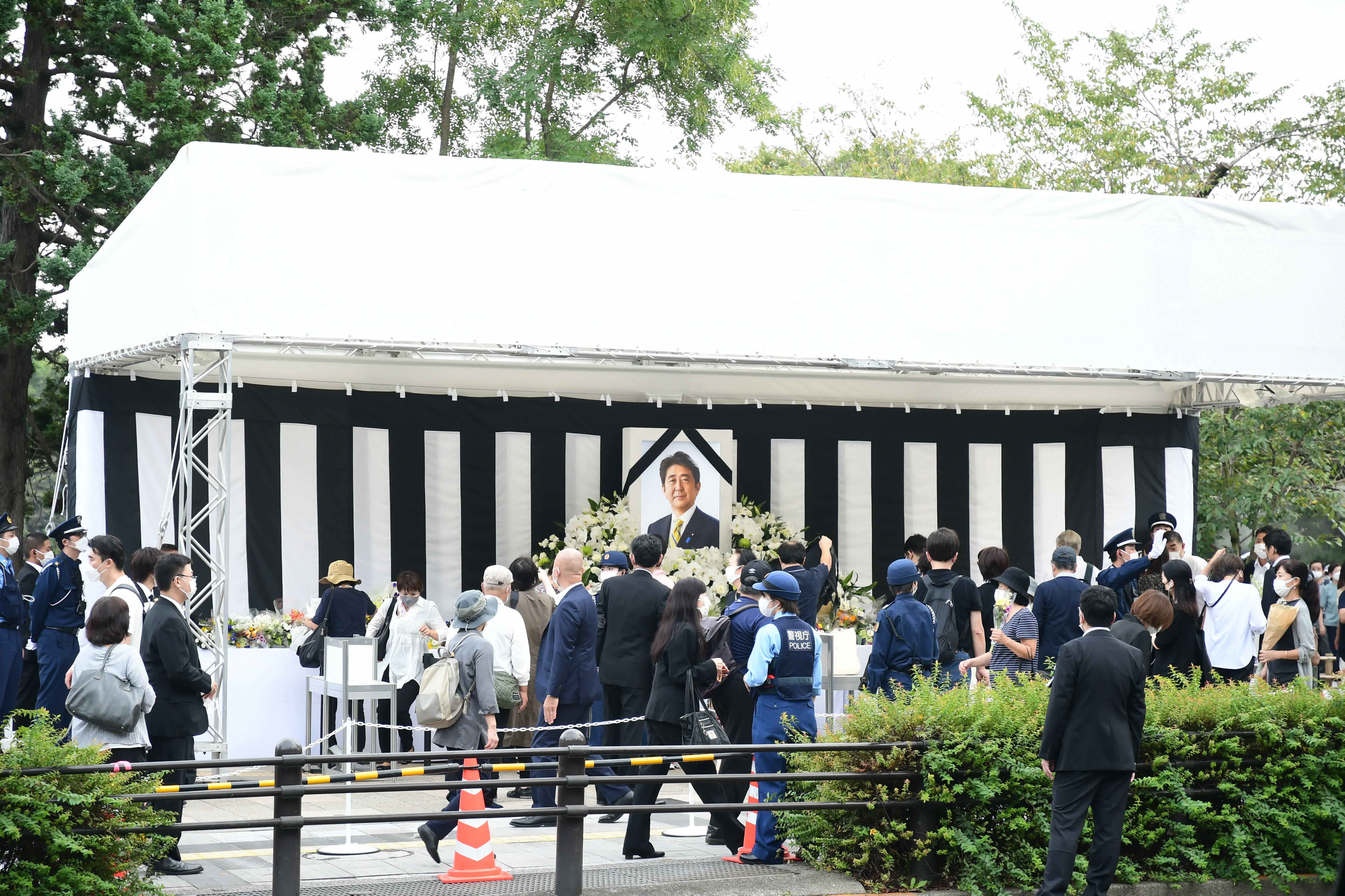 9月27日，在日本東京，民眾在日本武道館附近設置的獻花點獻花。（新華社）