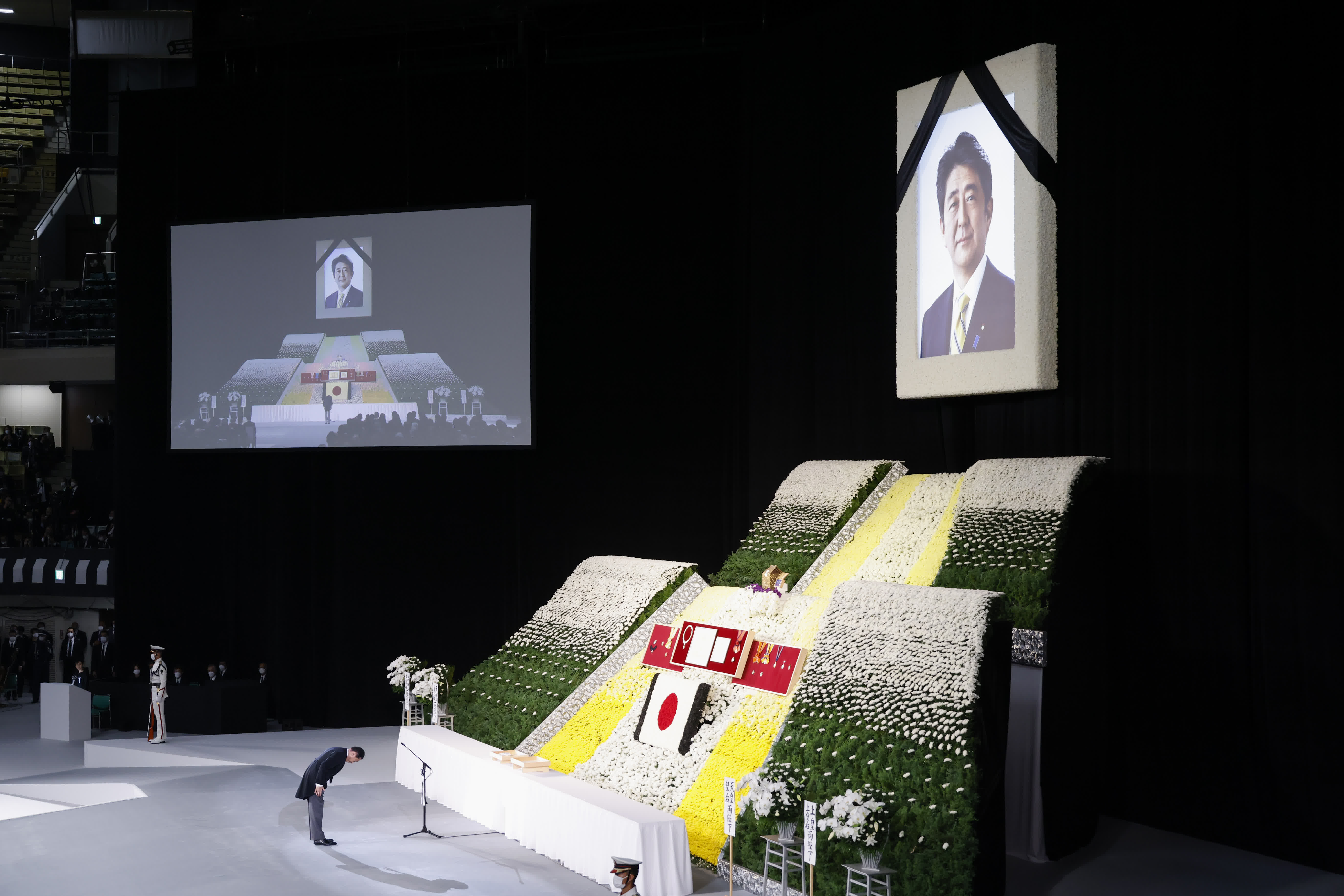 9月27日，在日本東京，日本首相岸田文雄在日本前首相安倍晉三的國葬儀式上鞠躬。（新華社）