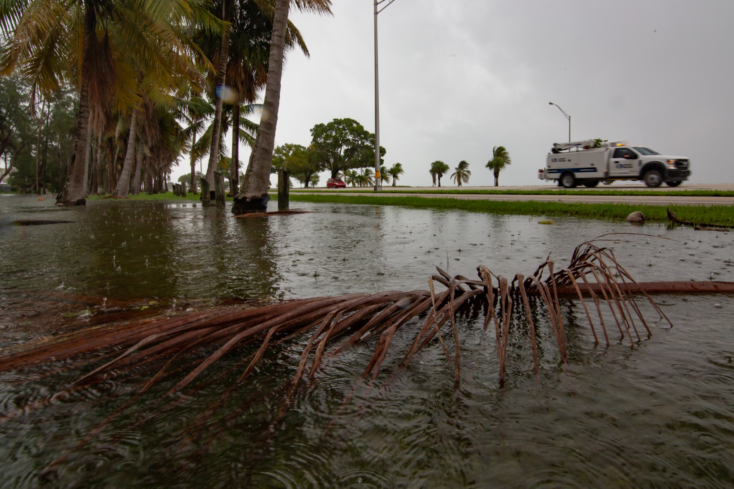9月27日，在美國佛羅里達州邁阿密，颶風登陸前的降雨導致當地水位升高。（新華社）