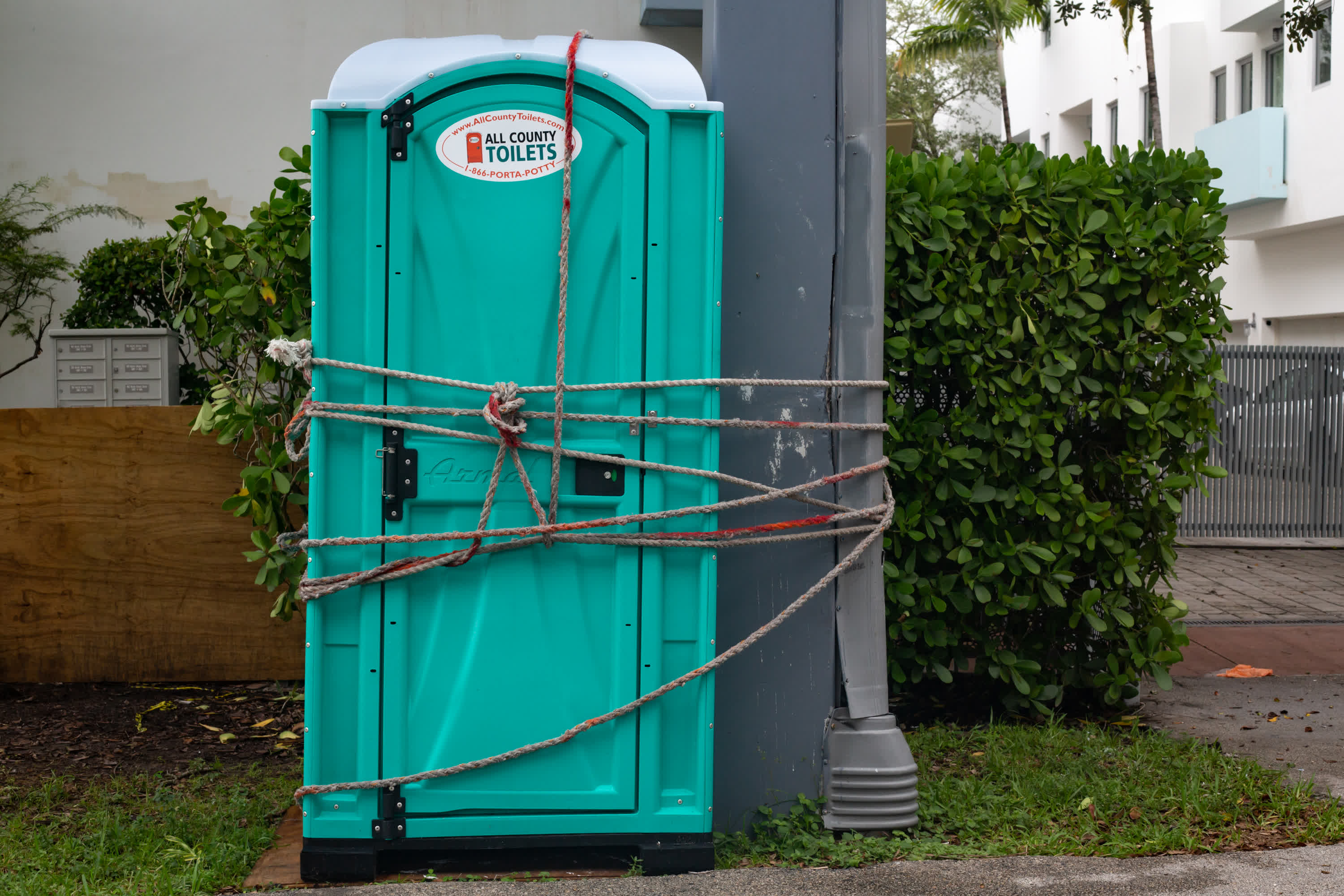 9月27日，在美國佛羅里達州邁阿密，一處移動廁所被固定到柱子上，防備即將到來的颶風。（新華社）
