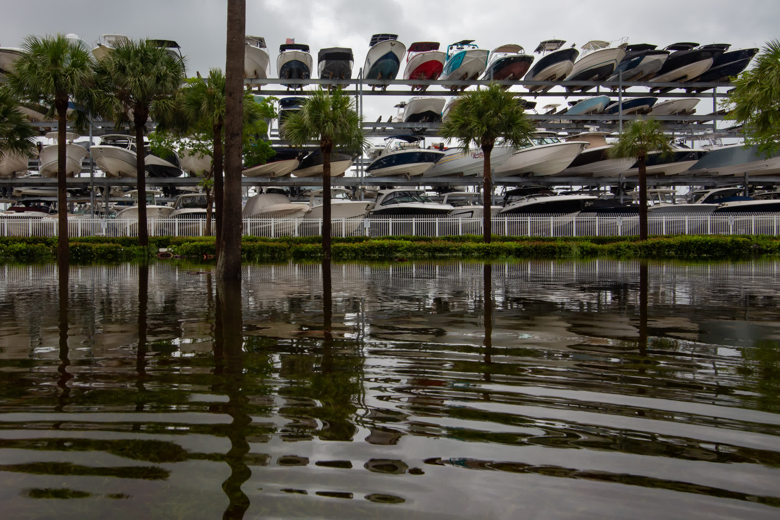 9月27日，在美國佛羅里達州邁阿密，船隻停靠在港口躲避即將到來的颶風。（新華社）