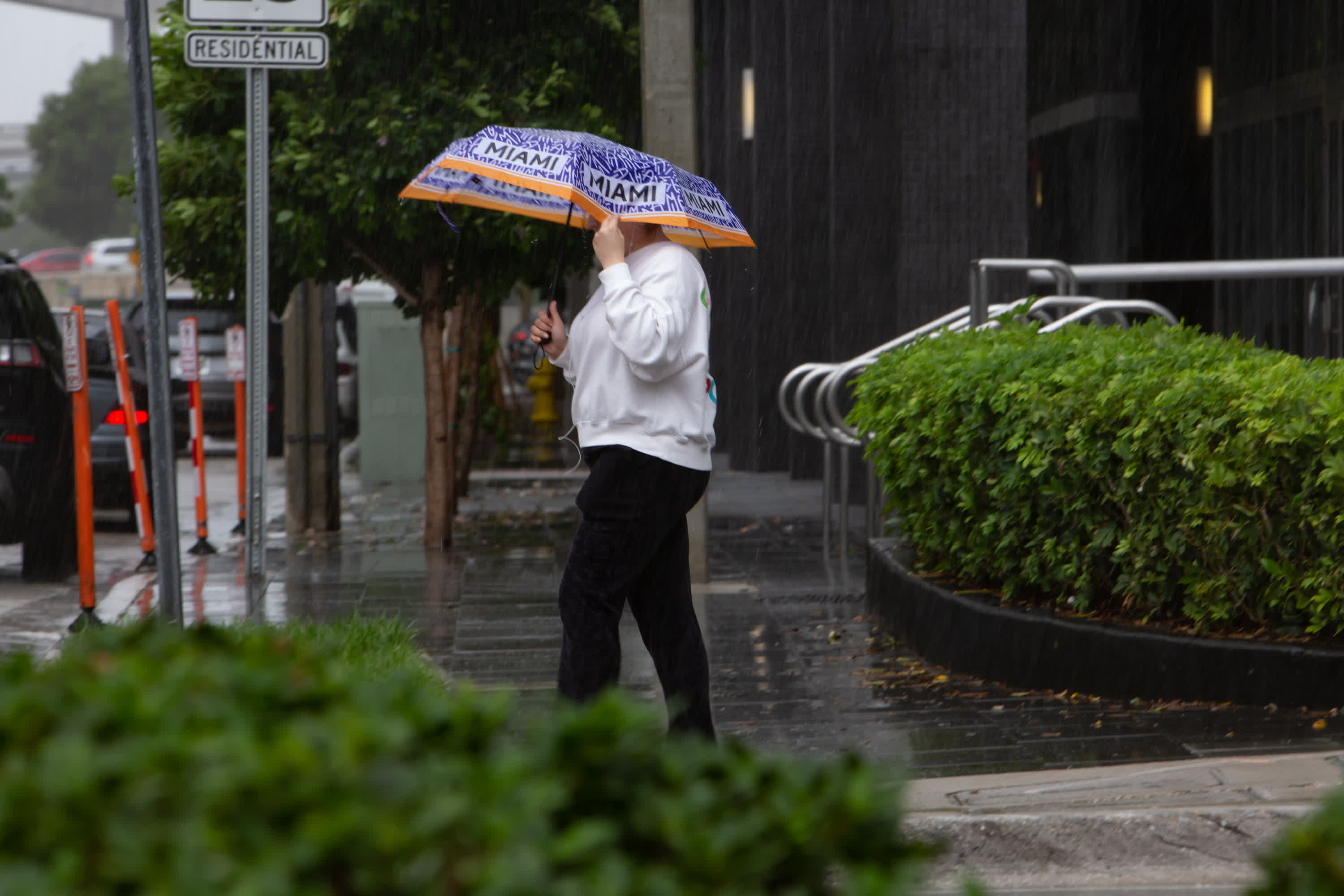 9月27日，在美國佛羅里達州邁阿密，一名女子走在雨中。（新華社）