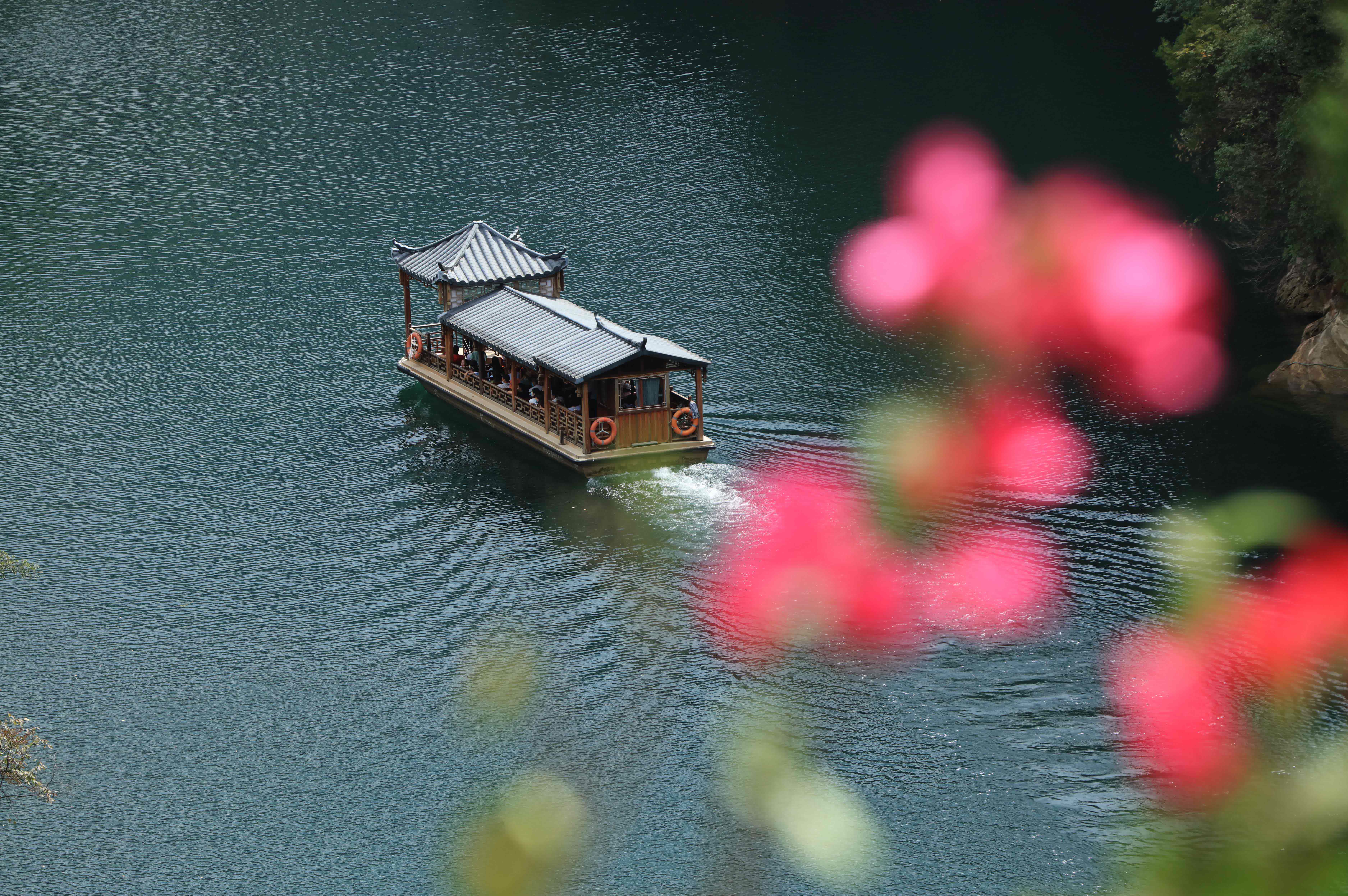 10月2日，遊客在湖南張家界市武陵源區寶峰湖景區乘船遊覽。新華社