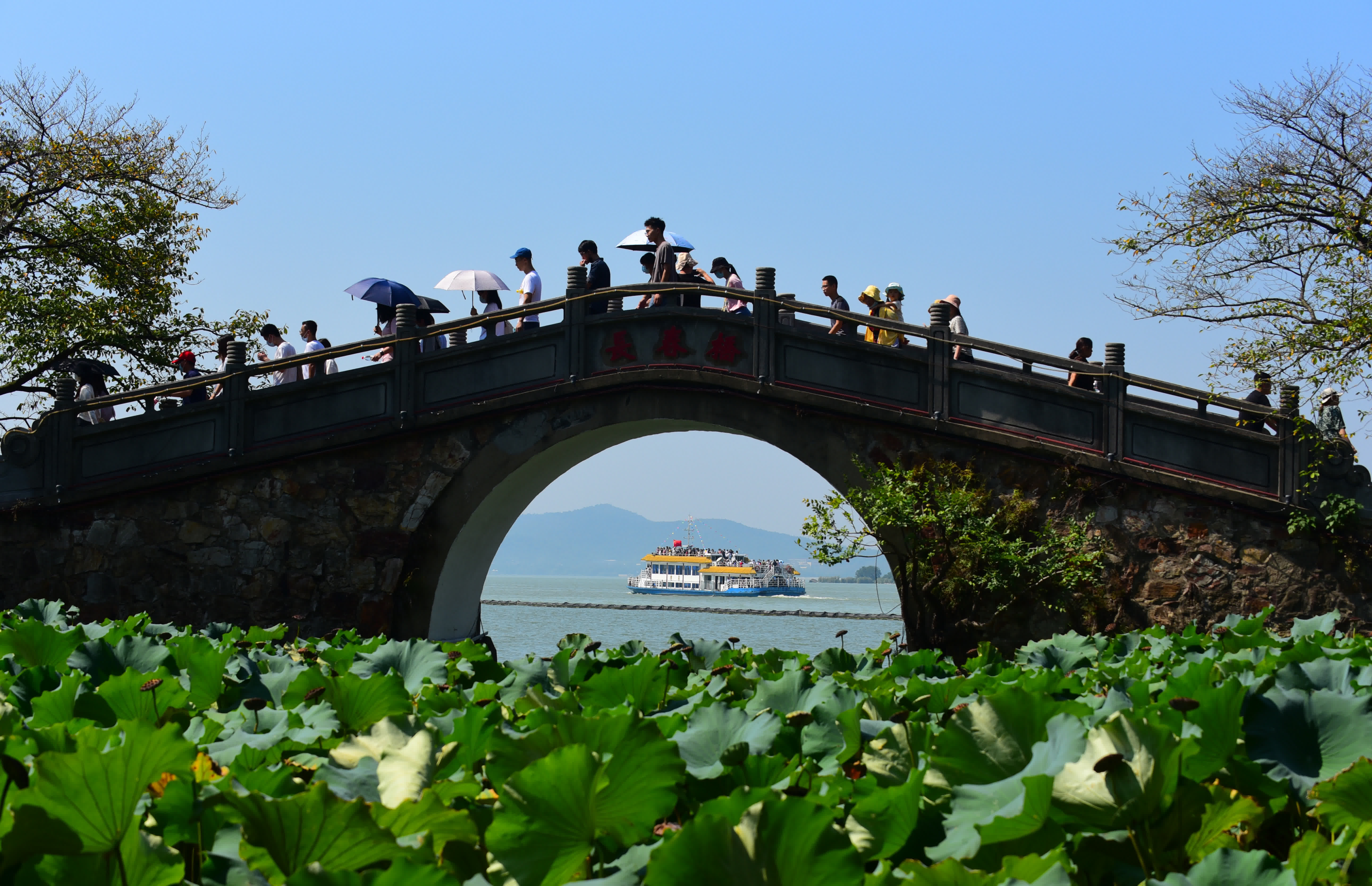 10月2日，遊客在江蘇無錫太湖黿頭渚風景區遊覽。新華社