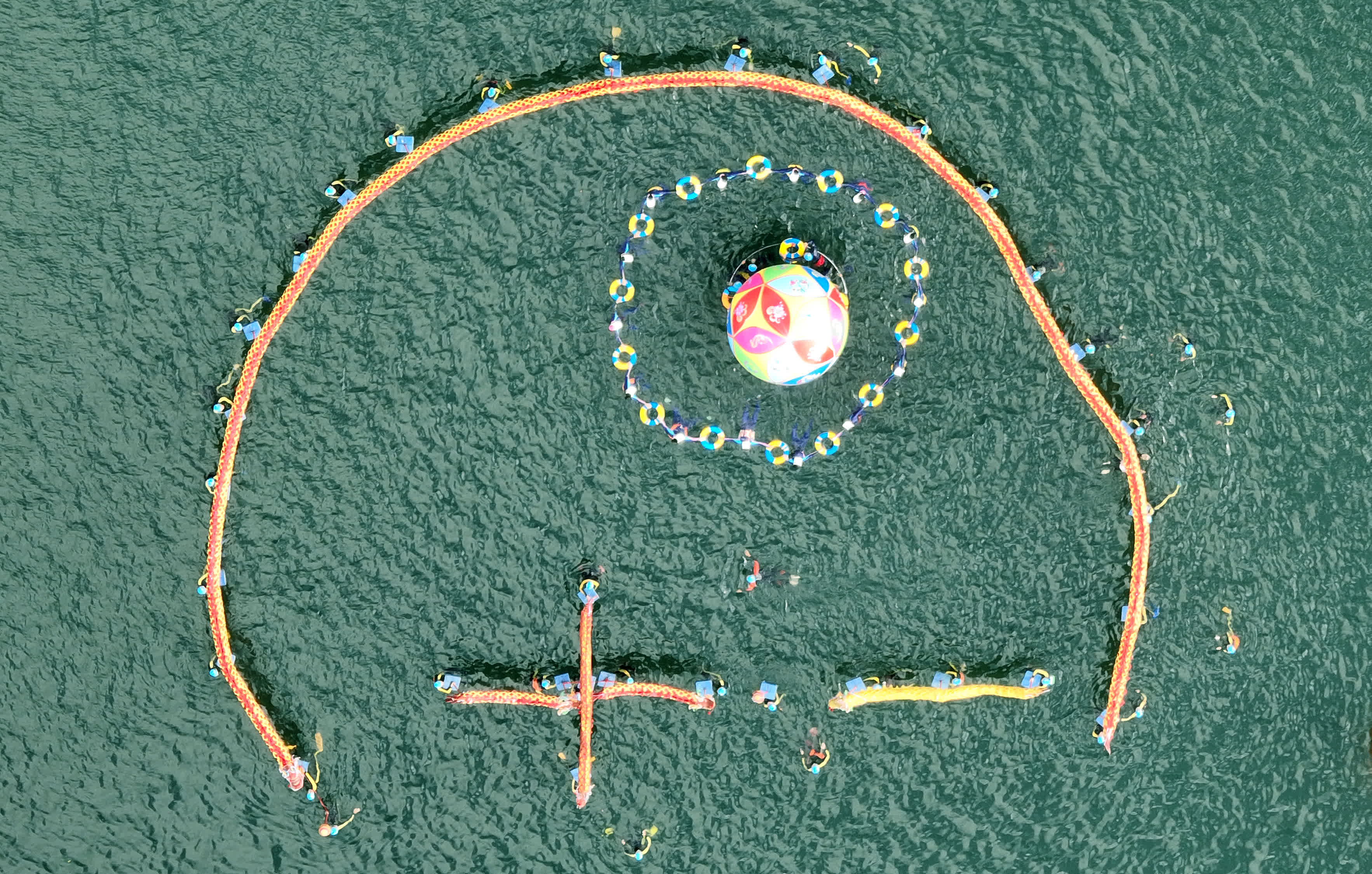 10月2日，游泳愛好者在廣西柳州柳江江面上擺出「十一」造型（無人機照片）。新華社