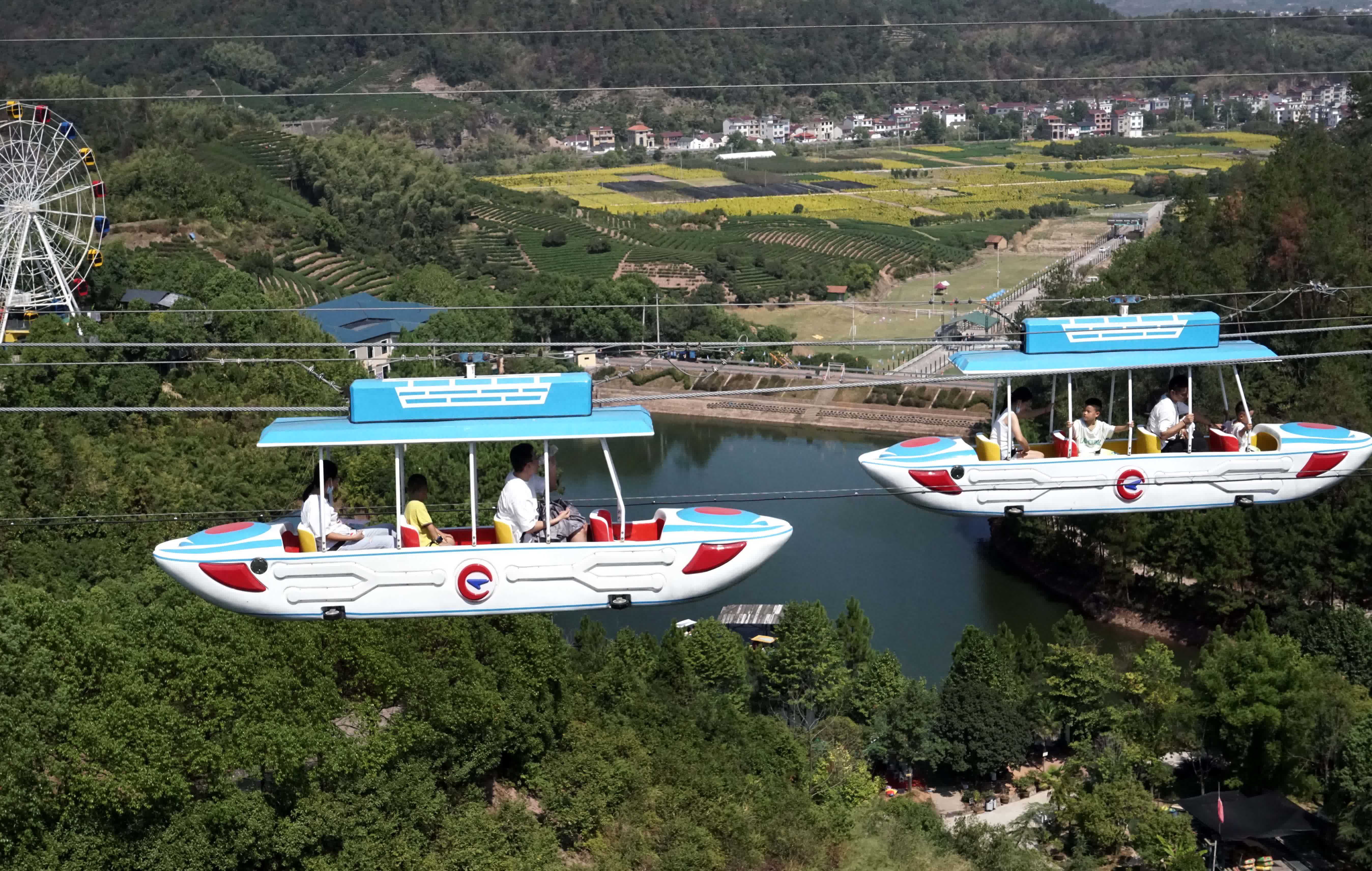 10月3日，遊客在浙江省武義縣七旗山景區體驗「空中飛船」。（新華社）