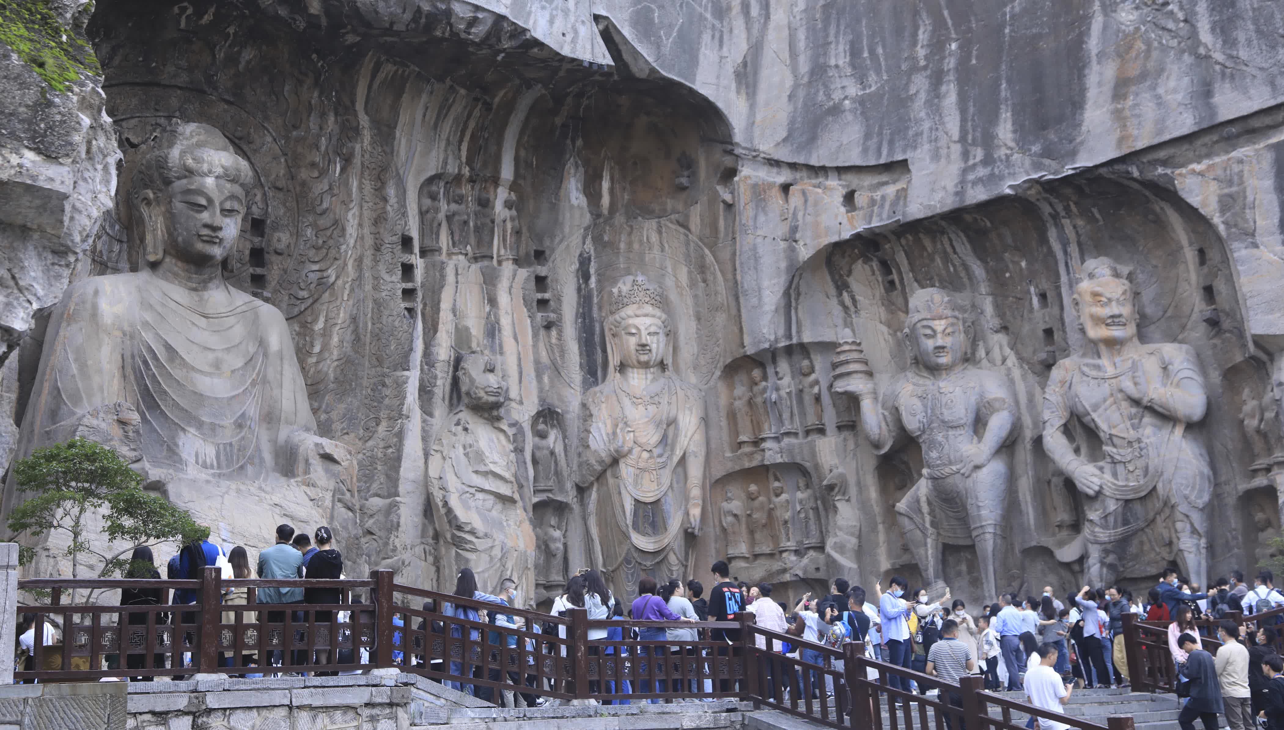 10月3日，遊客在河南洛陽龍門石窟景區內遊覽。（新華社）